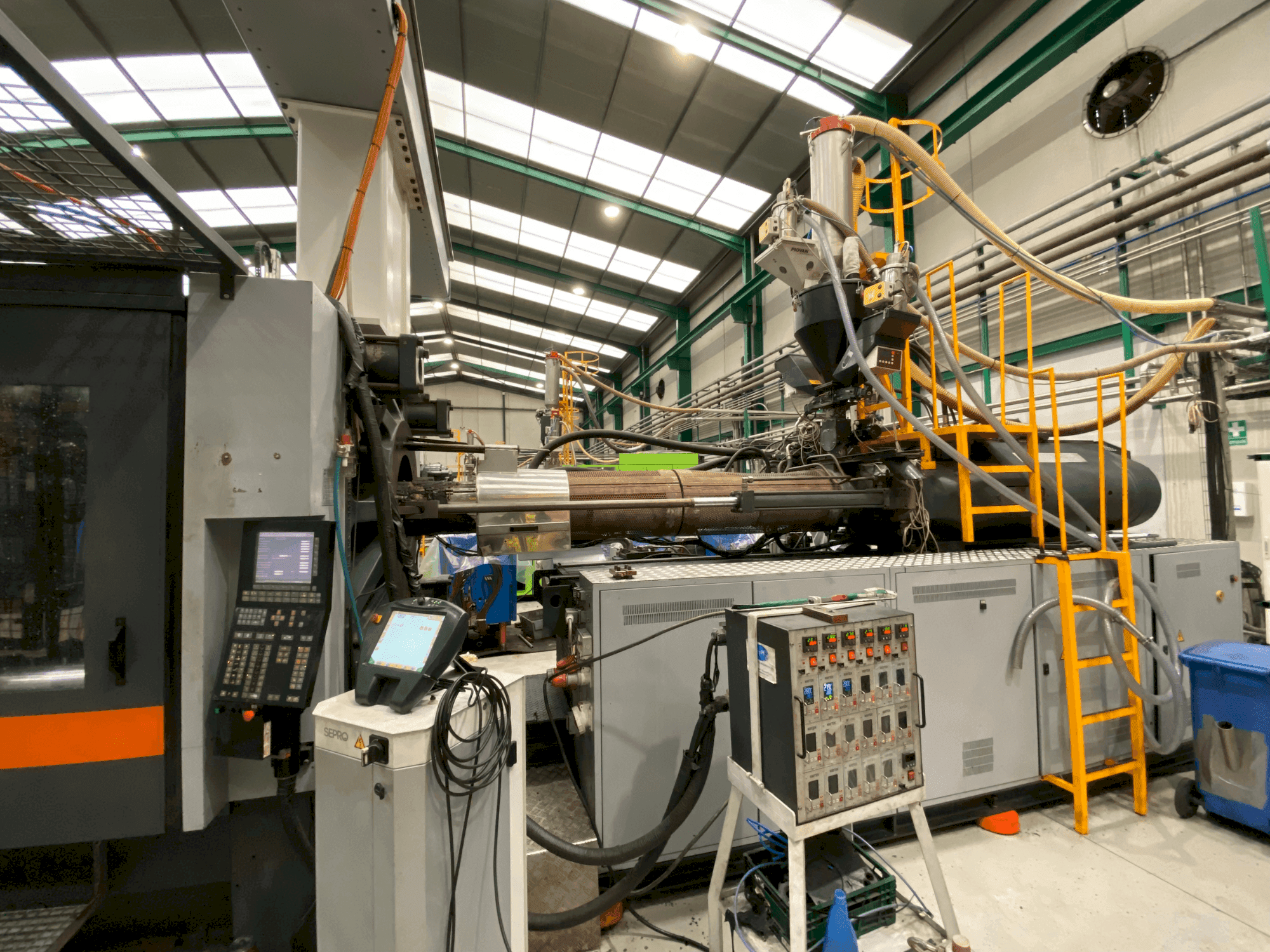 Frontansicht der SANDRETTO MEGA TES 8200 Maschine
