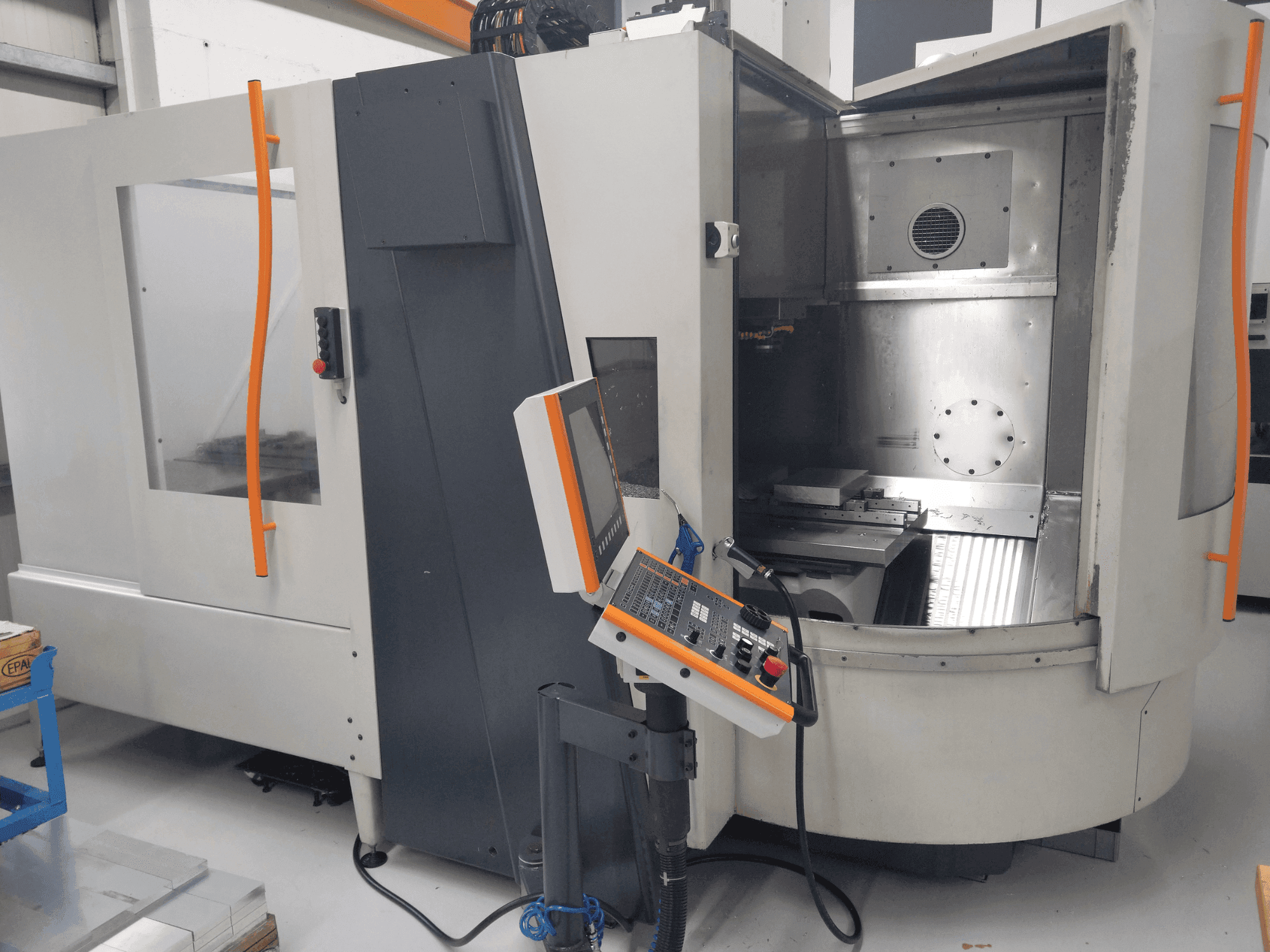 Frontansicht der MIKRON HSM 800 Maschine