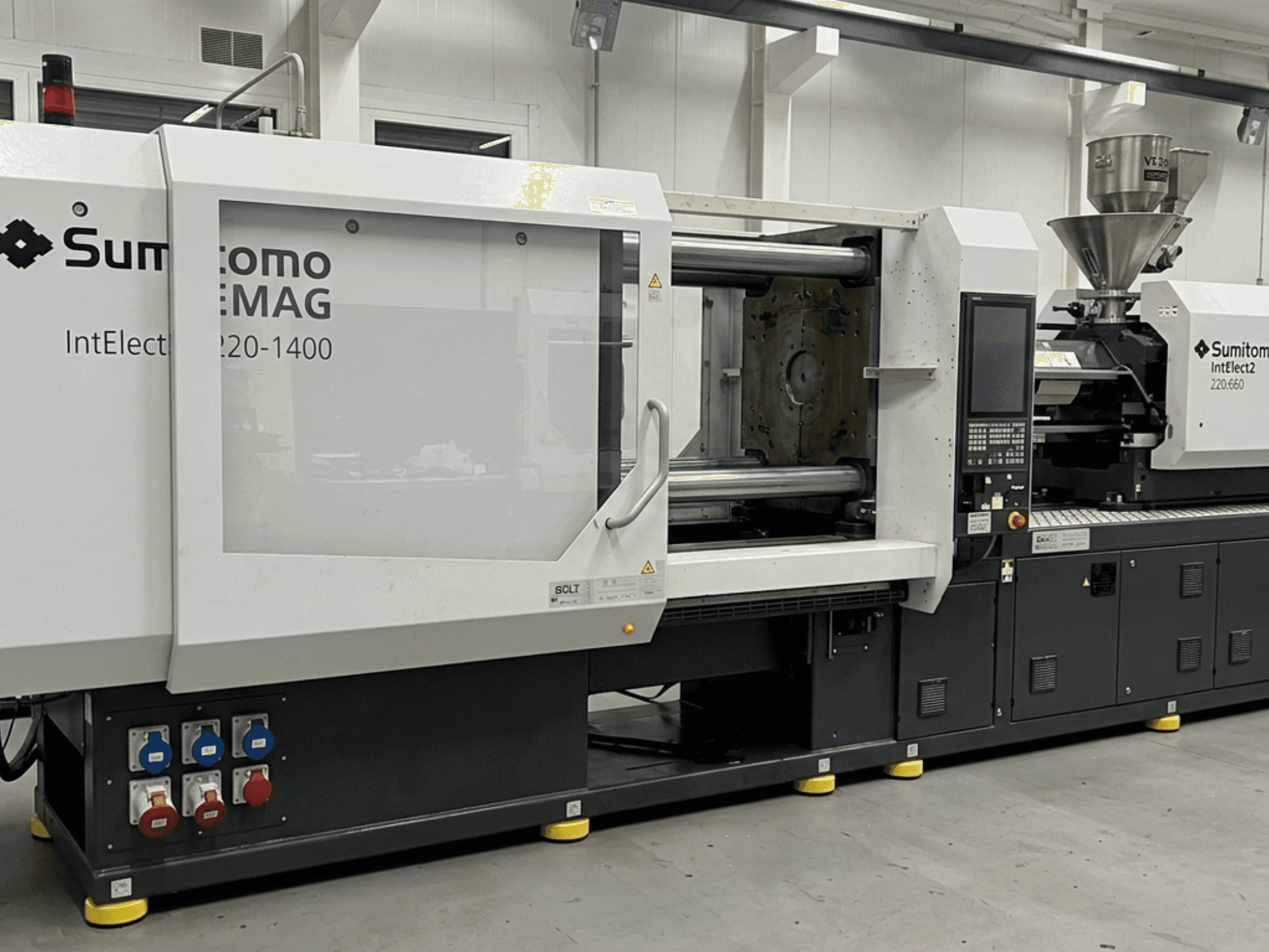 Elektrische Spritzgießmaschine SUMITOMO SHI DEMAG IntElect2 S 220/660-1400, Frontansicht mit detailliertem Bedienfeld und Trichter.