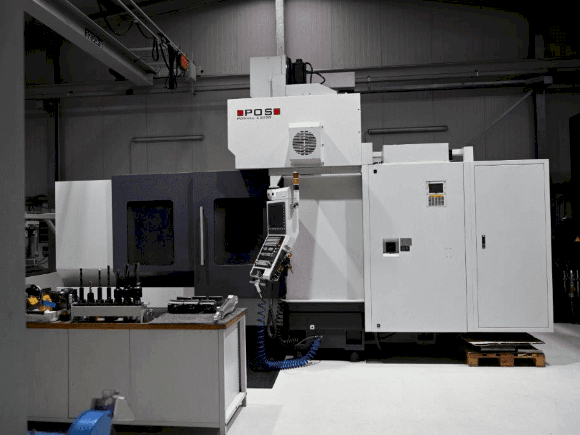 Frontansicht der POSmill E 2050 L HSCI Maschine