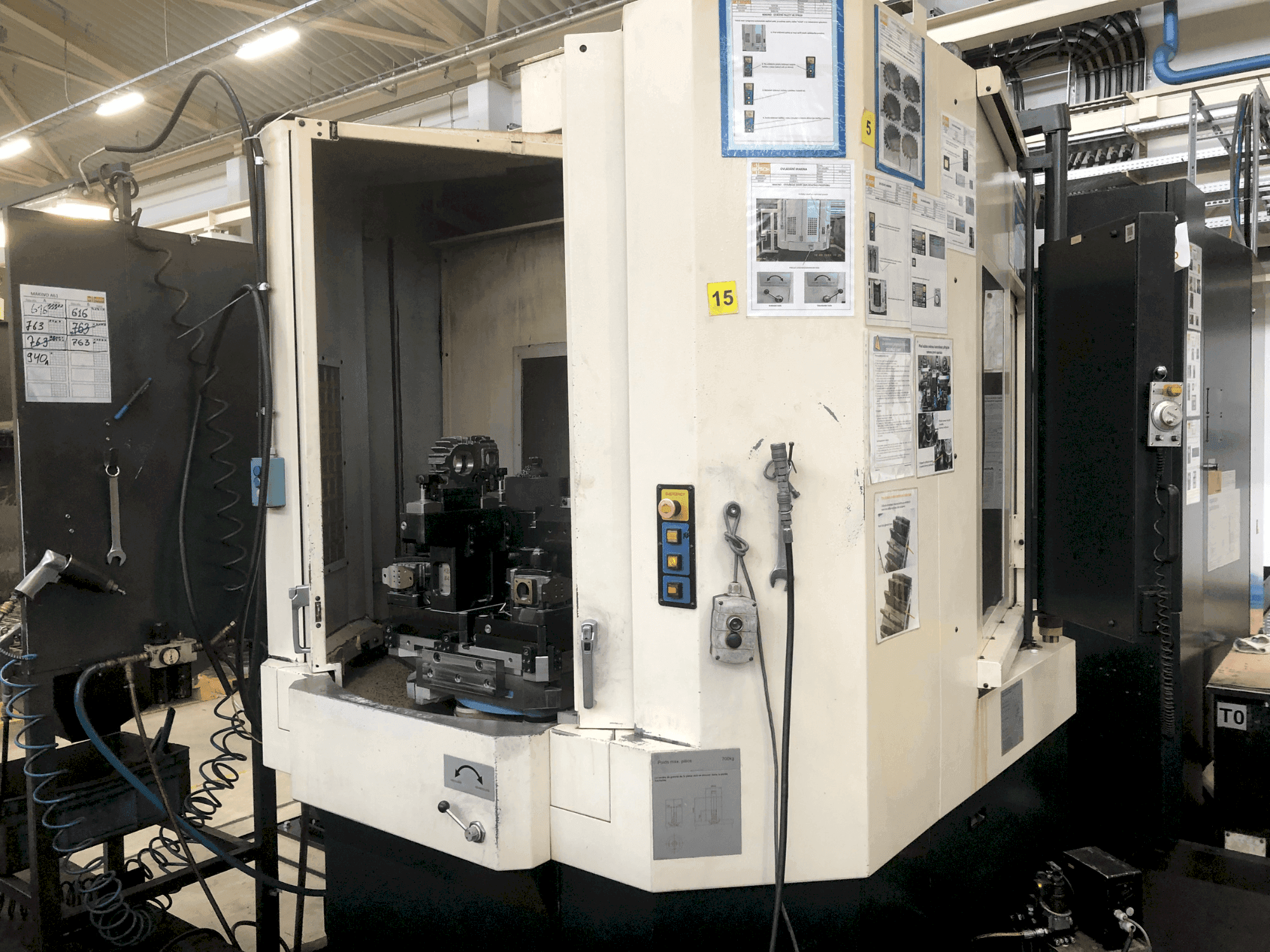 Frontansicht der Makino a61-5XR Maschine