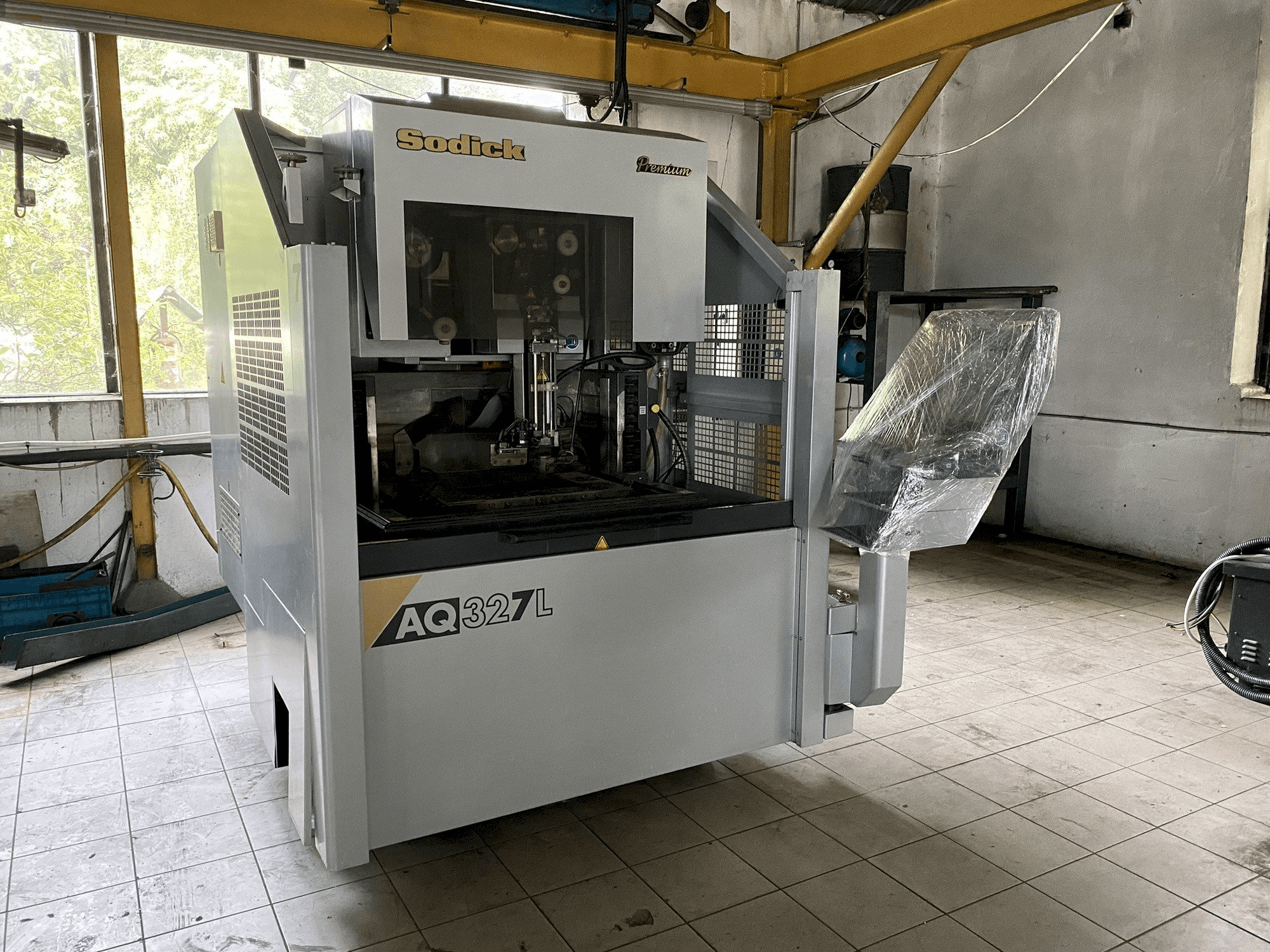 Frontansicht der Sodick AQ327L Maschine