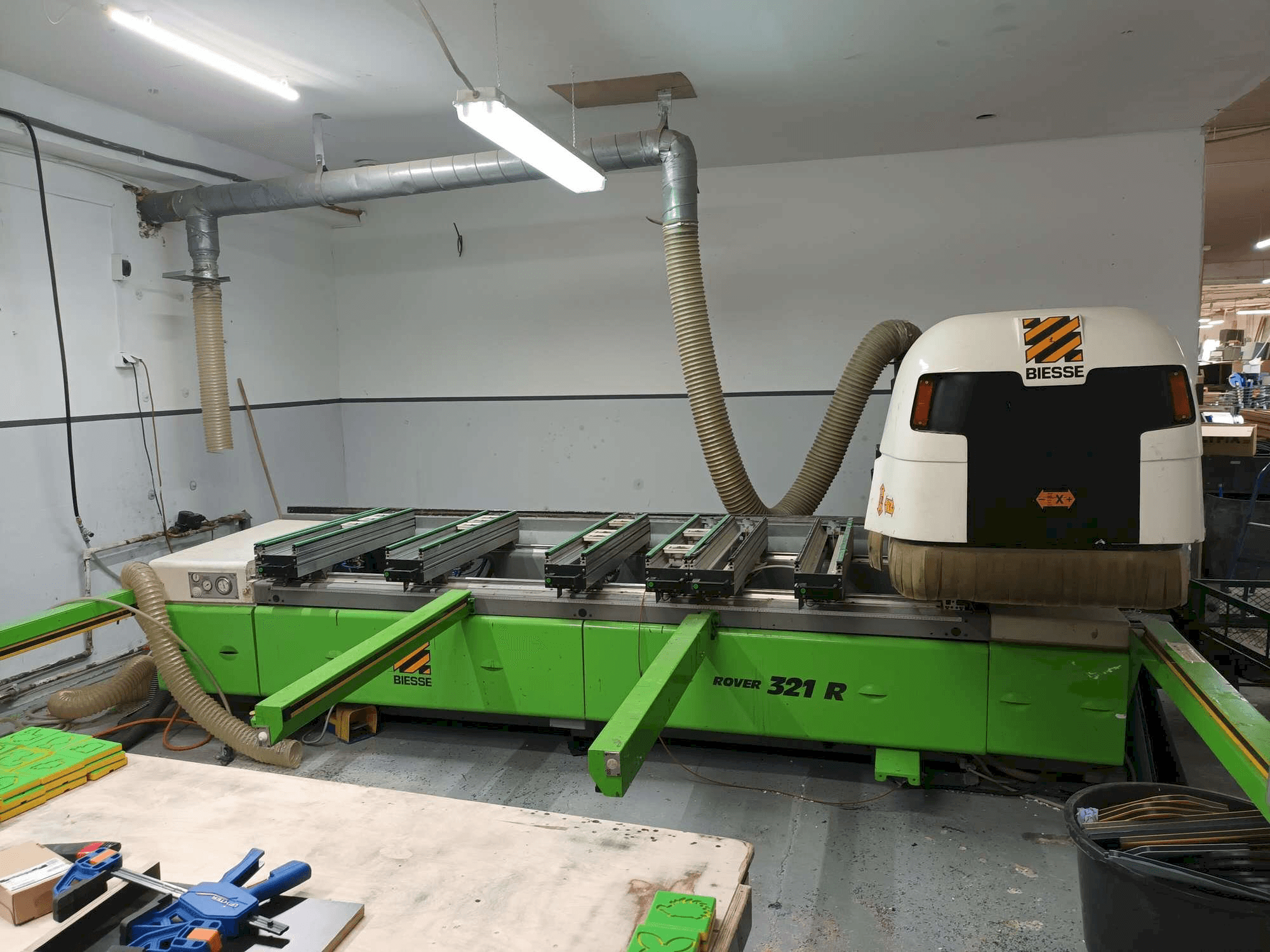 Frontansicht der BIESSE Rover 321R Maschine