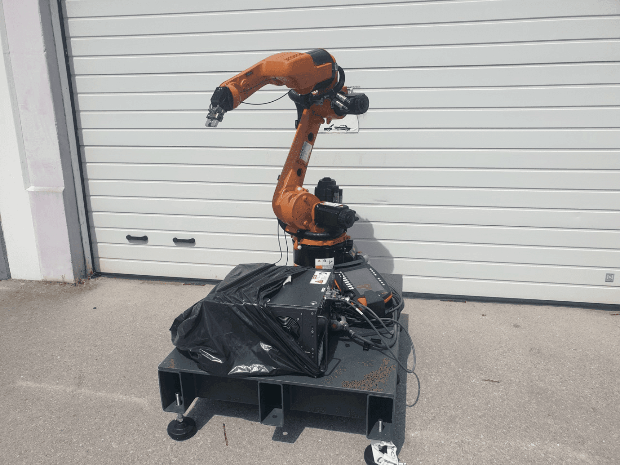 Frontansicht der KUKA KR 8 R1420 Maschine
