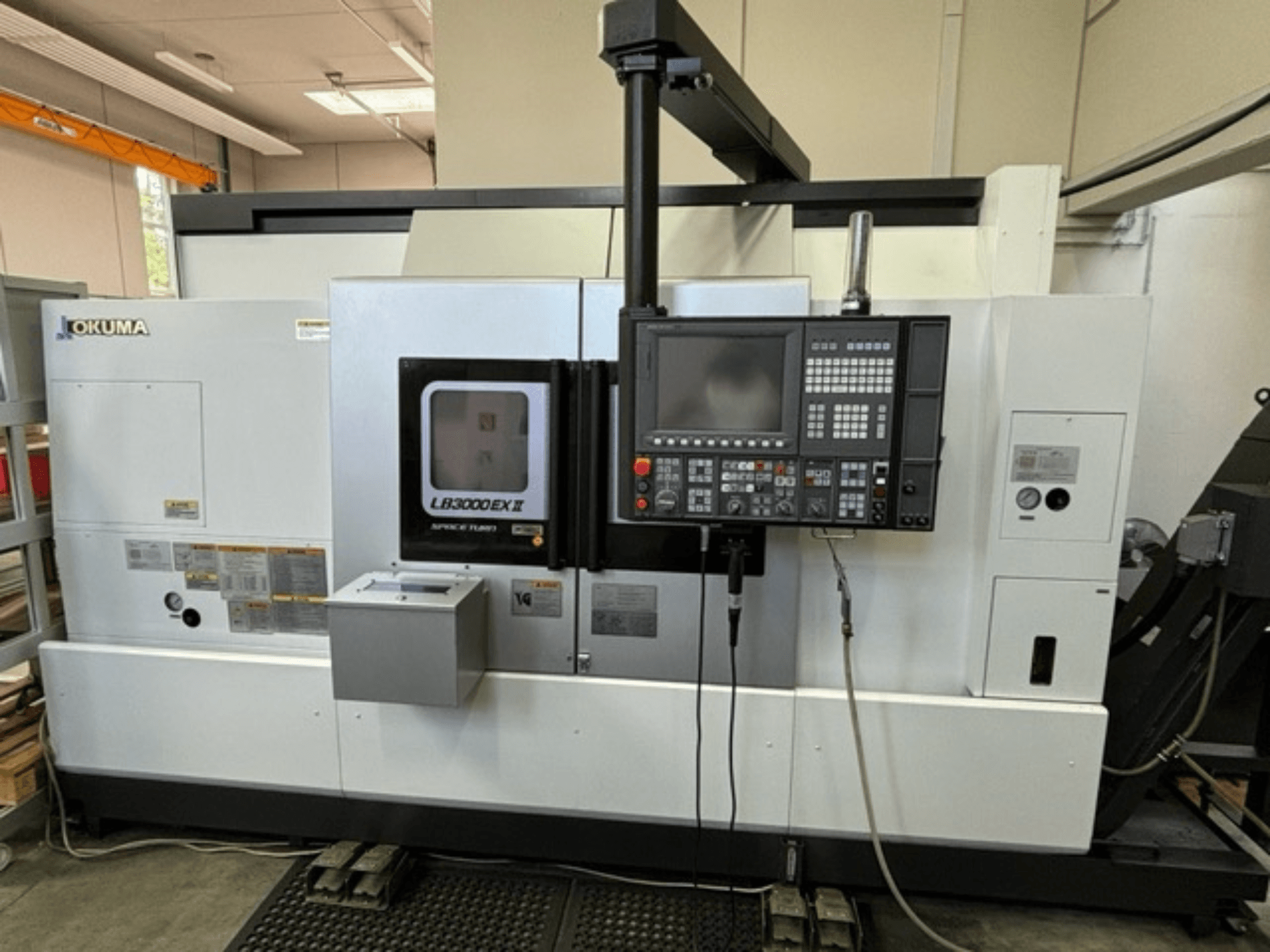 Okuma LB 3000 EXII Horizontaldrehmaschine, Vorderansicht mit Bedienfeld und Betriebsfunktionen.