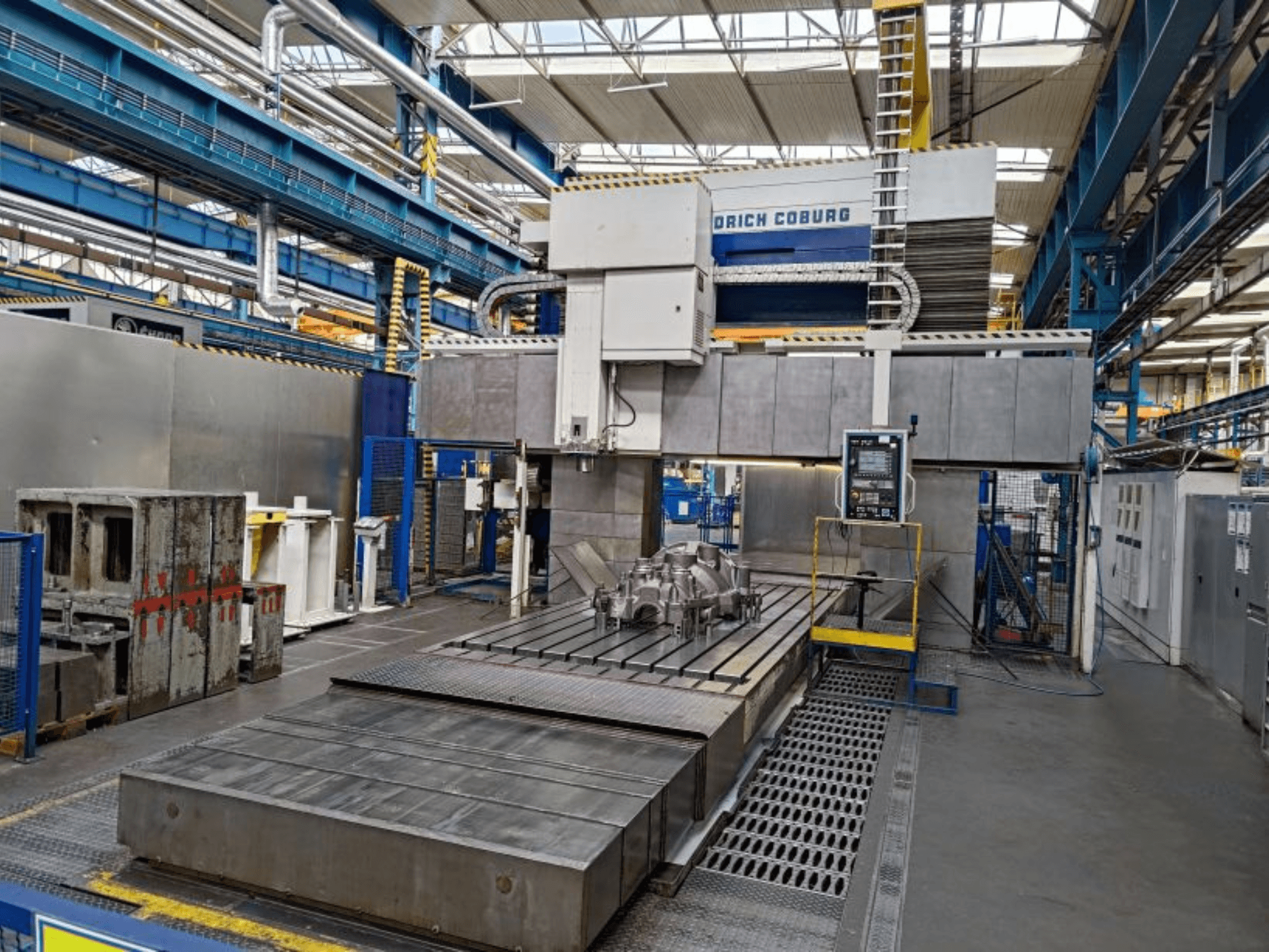 Portalfräsmaschine WALDRICH COBURG 17-10 FP NC/5 in einer Fabrik, Vorderansicht, mit großem Bearbeitungstisch und Bedienfeld.