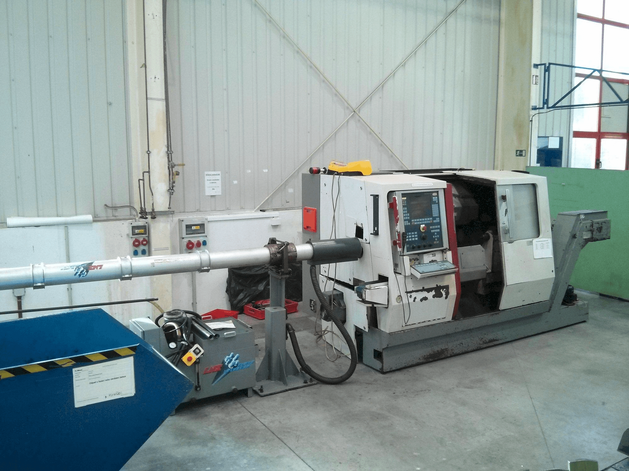 Frontansicht der TRAUB TNA 300 Maschine