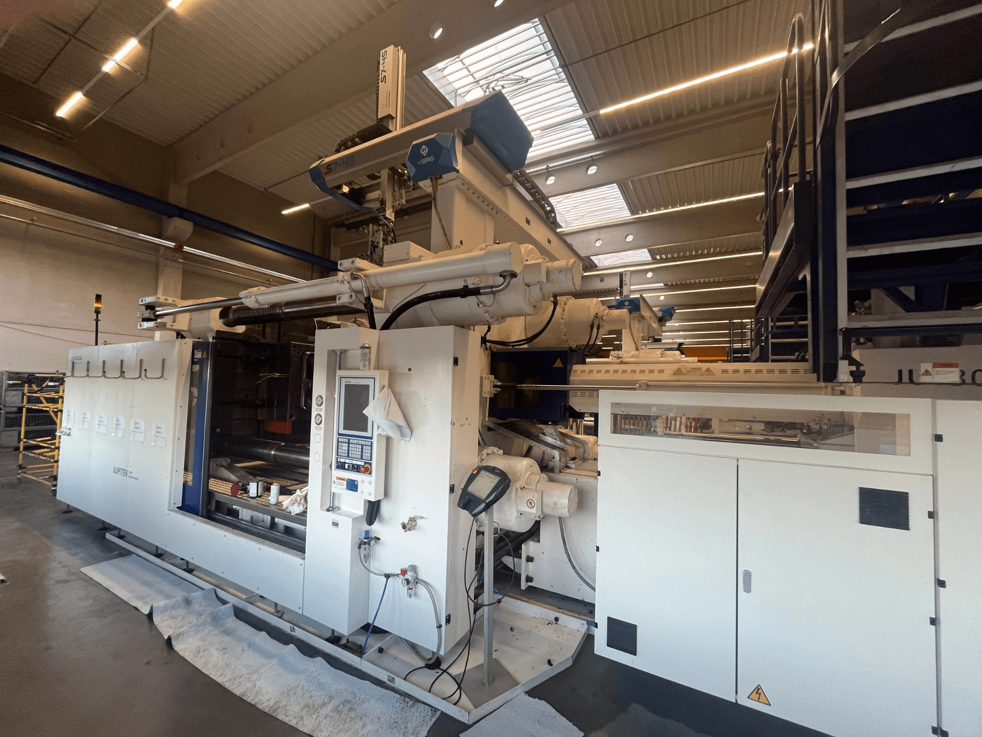 Vorderansicht einer Autefa-Textilmaschine mit Bedienfeld, Komponenten und Industrieumgebung.