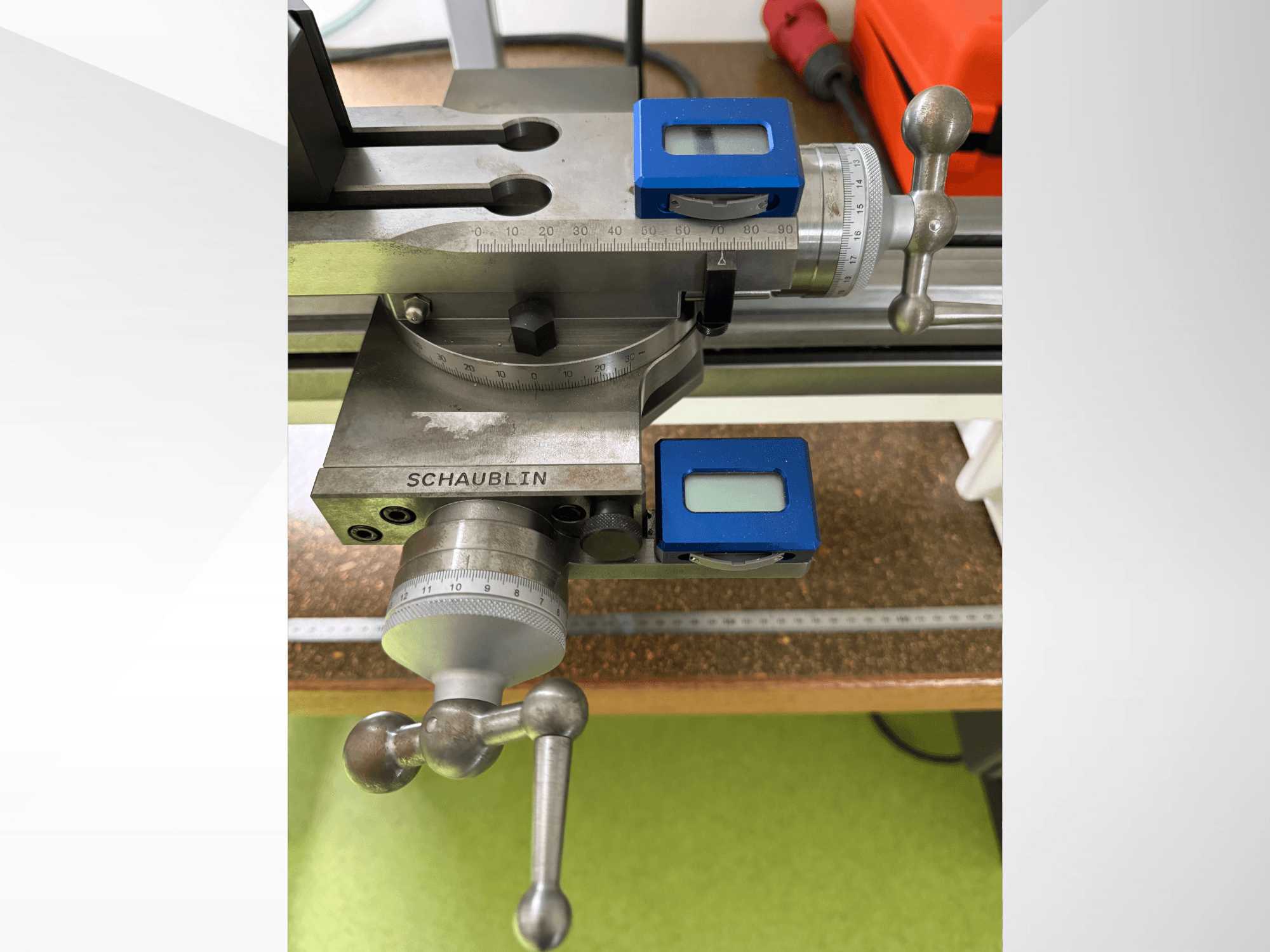 SCHAUBLIN 102Mi W25 Horizontaldrehmaschine, Vorderansicht, mit Messskalen und Knöpfen auf einer Metalloberfläche.