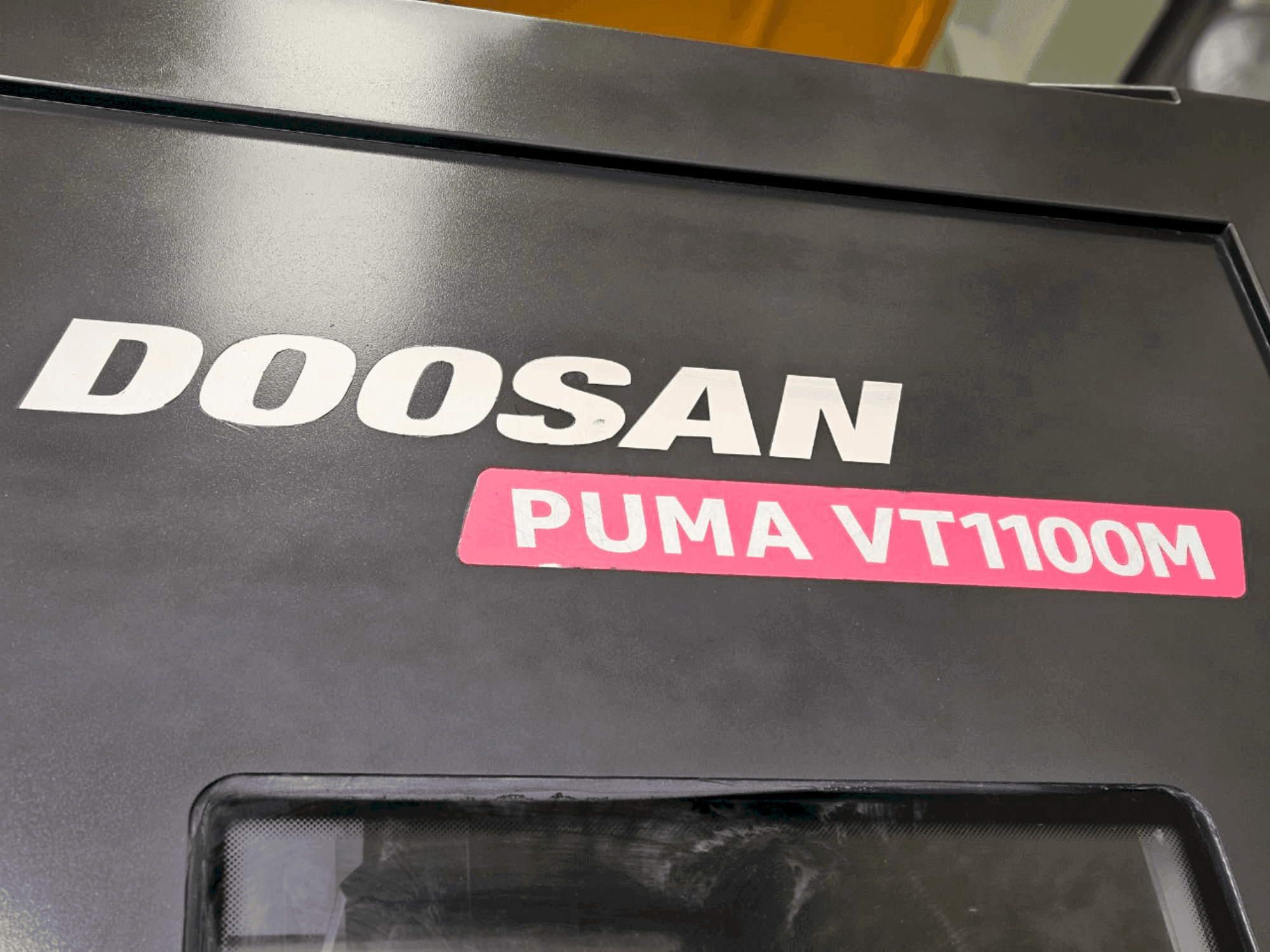Frontansicht der DOOSAN VT1100M Maschine