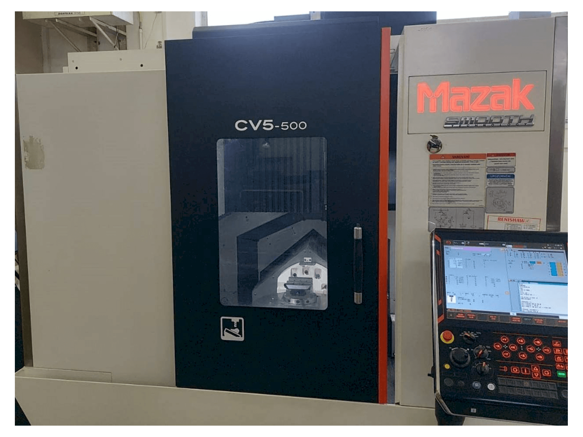 Frontansicht der Mazak CV5-500 Maschine