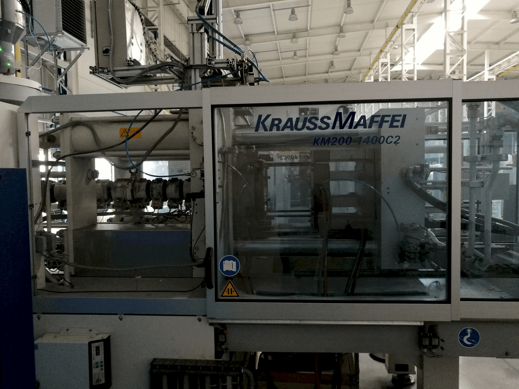Frontansicht der Krauss Maffei 200-1400 C2 Maschine