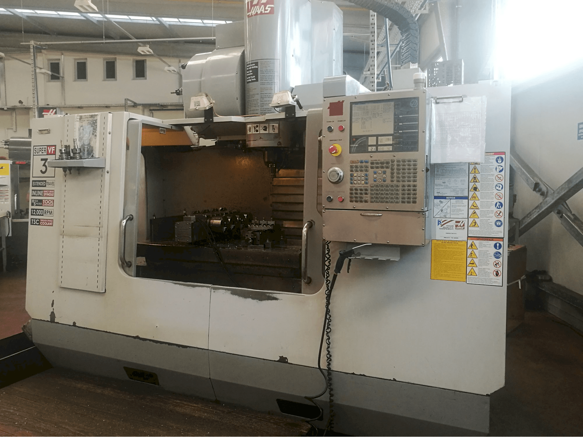 Frontansicht der HAAS VF-3SSYTHE Maschine