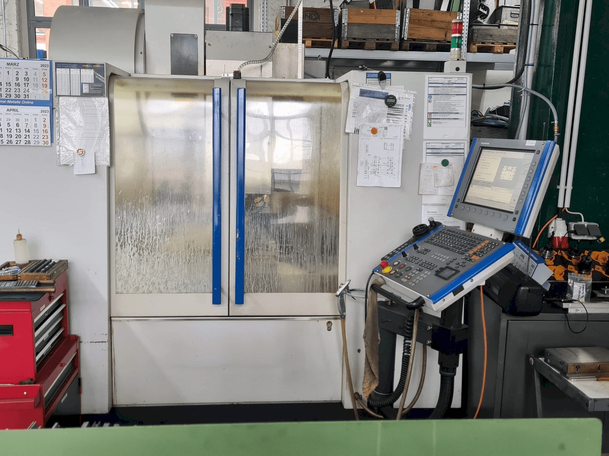 Frontansicht der MIKRON VCE600 Pro Maschine