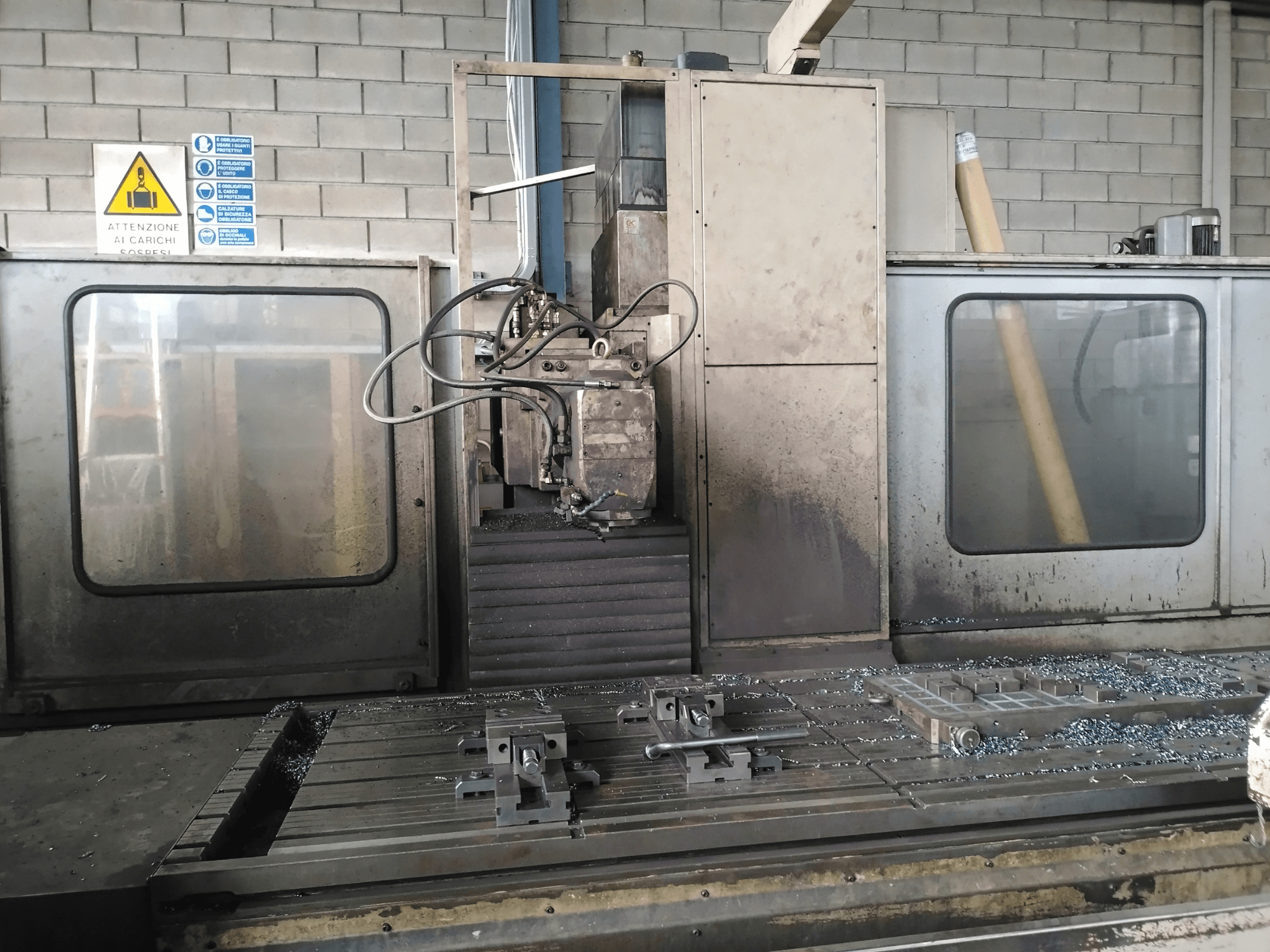 TIGER TFA6 Bettfräsmaschine in einer Werkstatt, Vorderansicht mit Werkzeugen und Metallspänen auf dem Tisch.