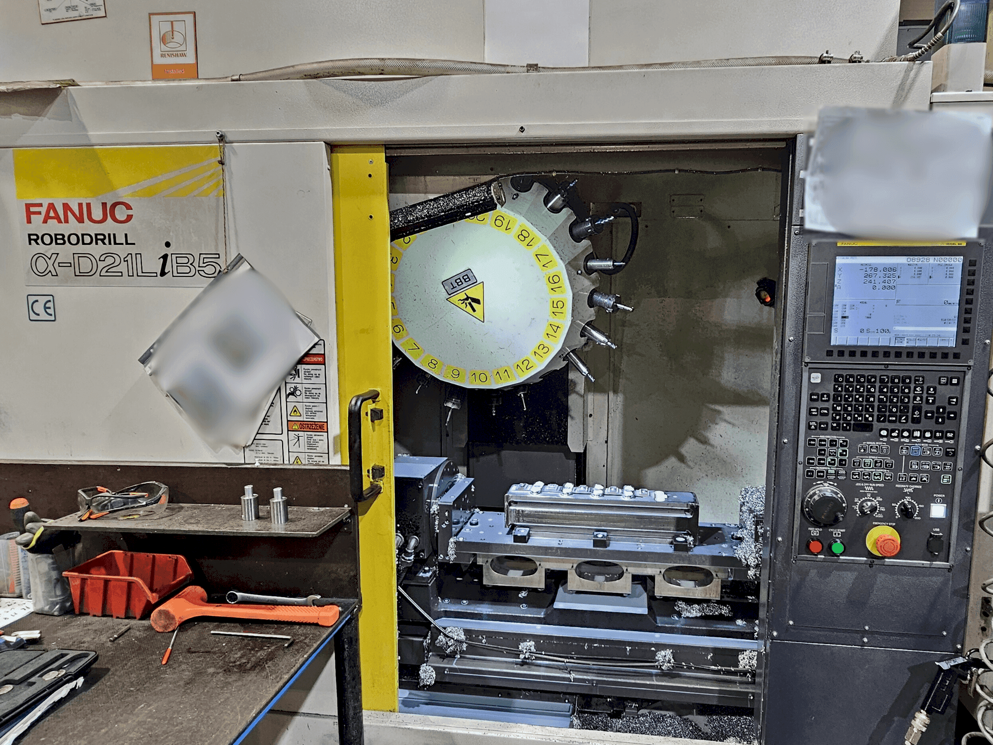 Frontansicht der FANUC Robodrill α-D21L iB 5 Maschine