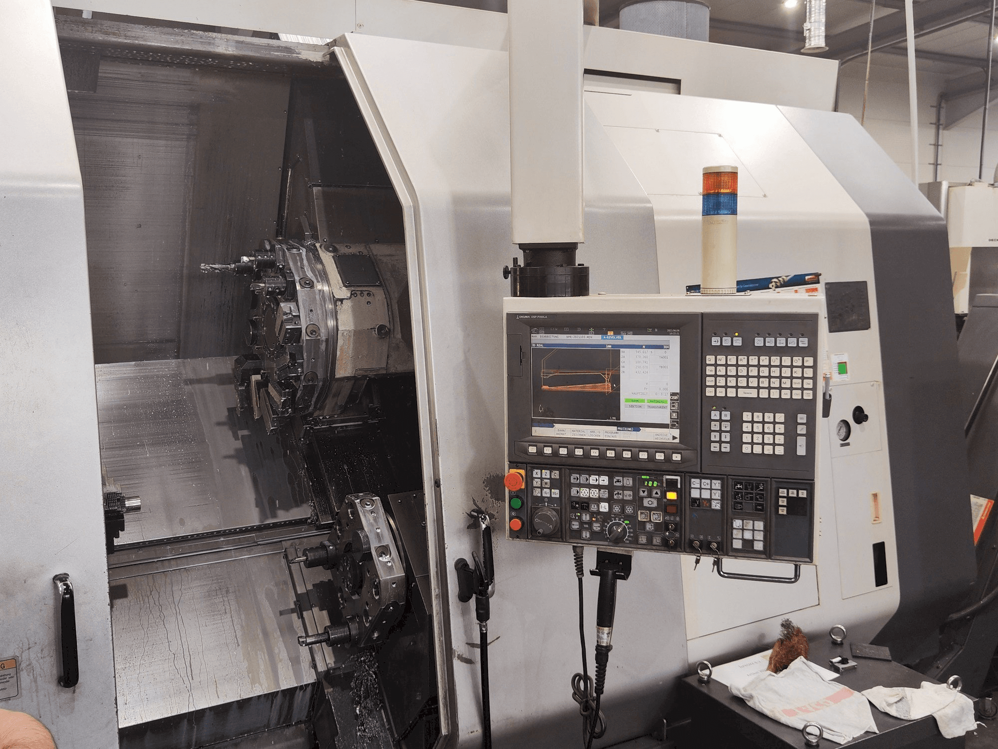 Frontansicht der Okuma LU 300 MY Maschine