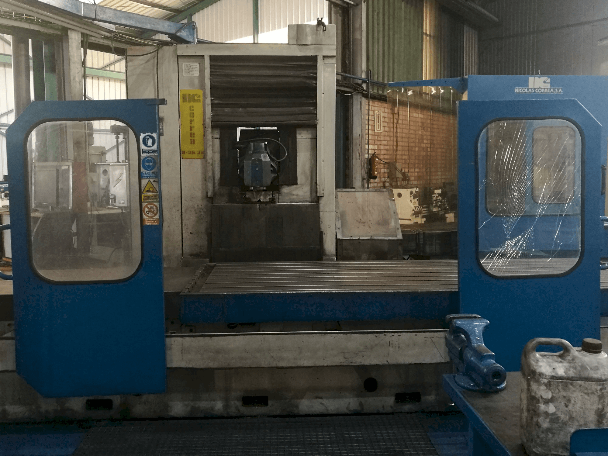 Frontansicht der Correa A25-25 Maschine