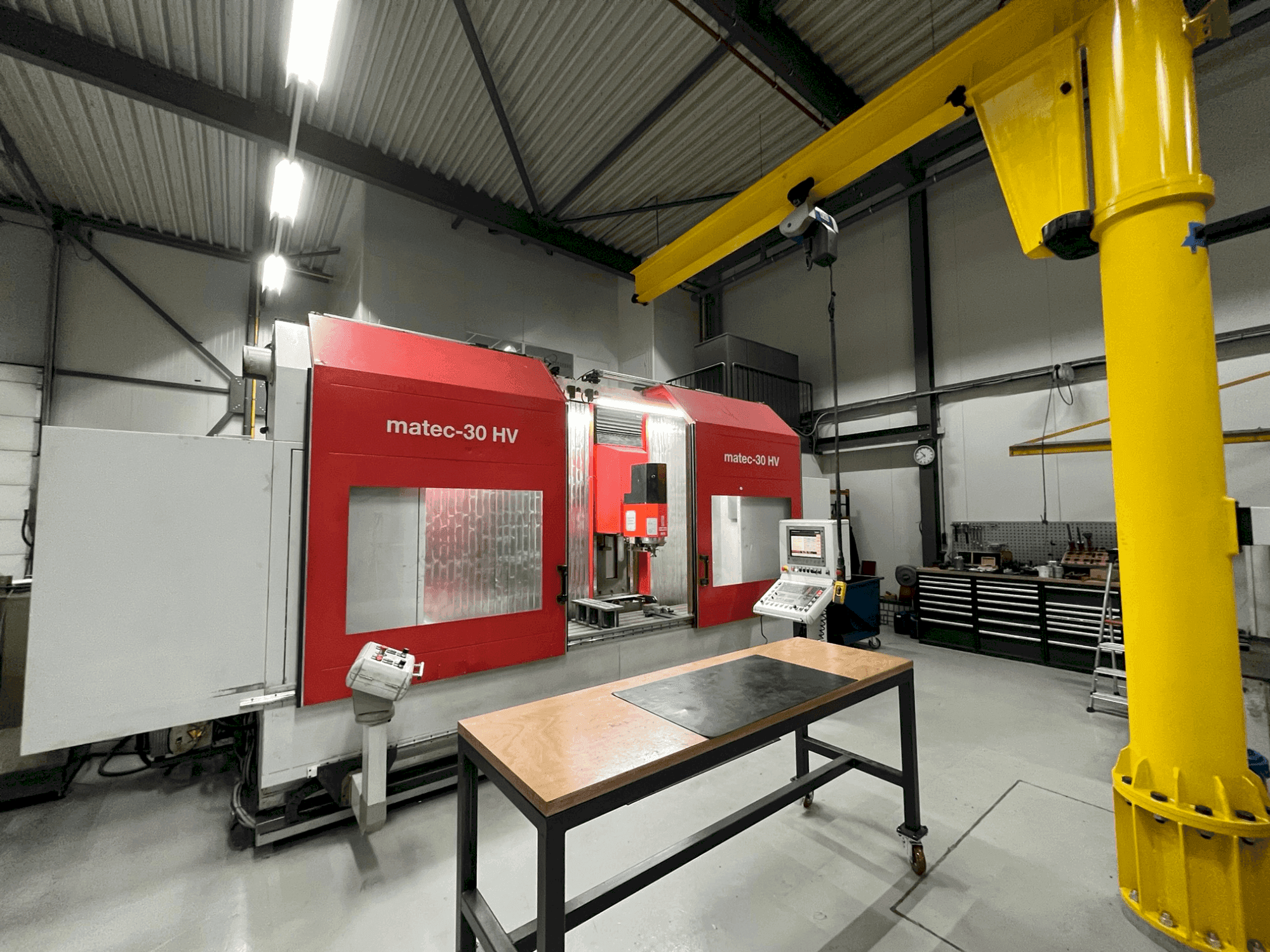 Frontansicht der Matec 30-HV Maschine