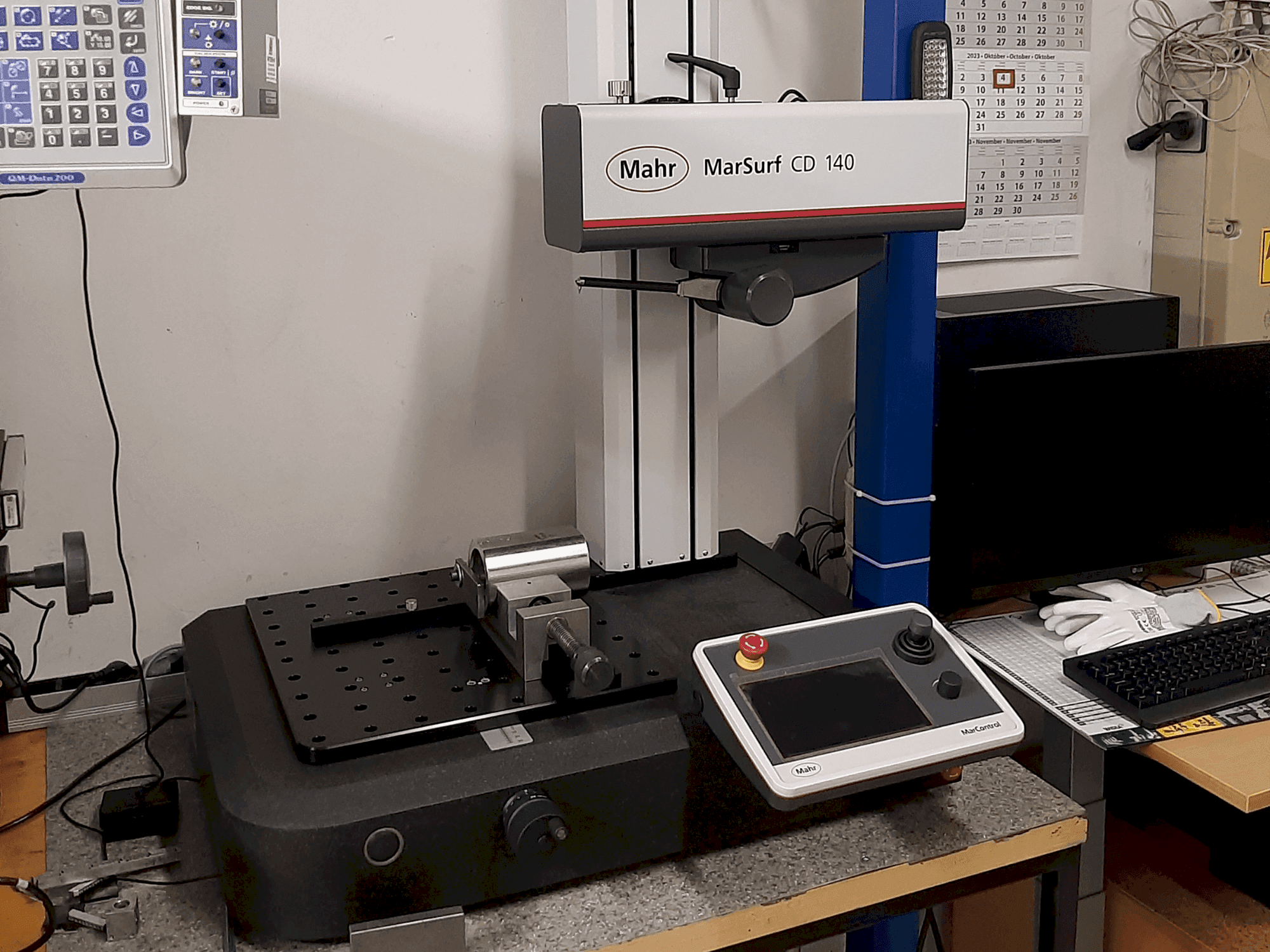 Frontansicht der MAHR MarSurf CD 140 Maschine