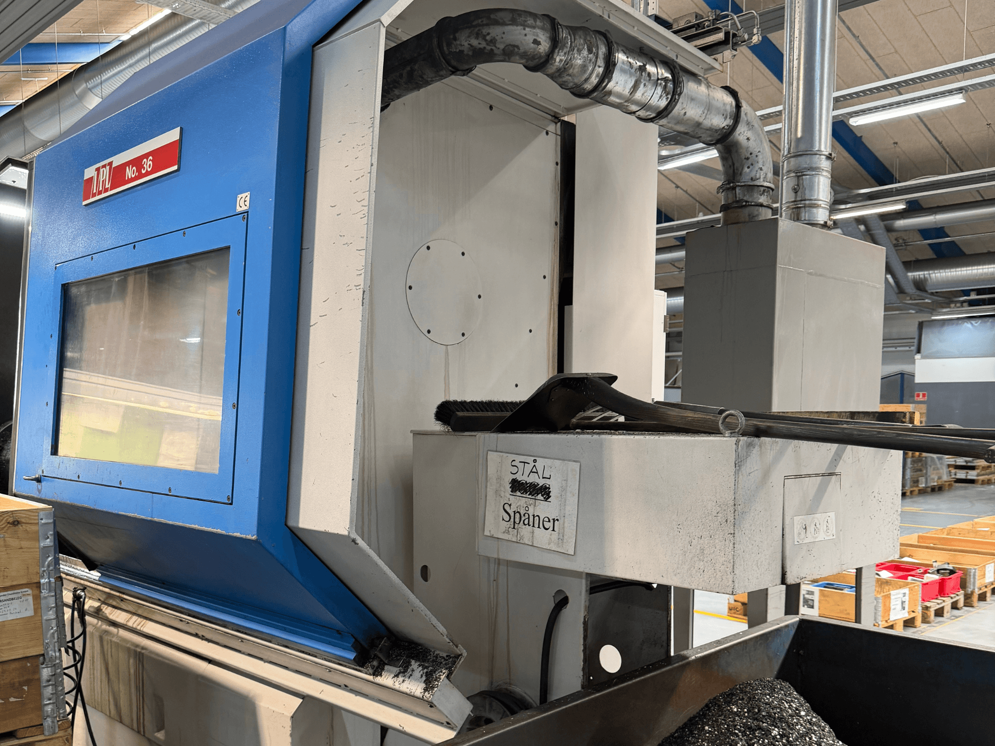 Horizontal-Drehmaschine, BOEHRINGER VDF 400 CM, Seitenansicht mit Bedienpult und Materialauffangbereich.