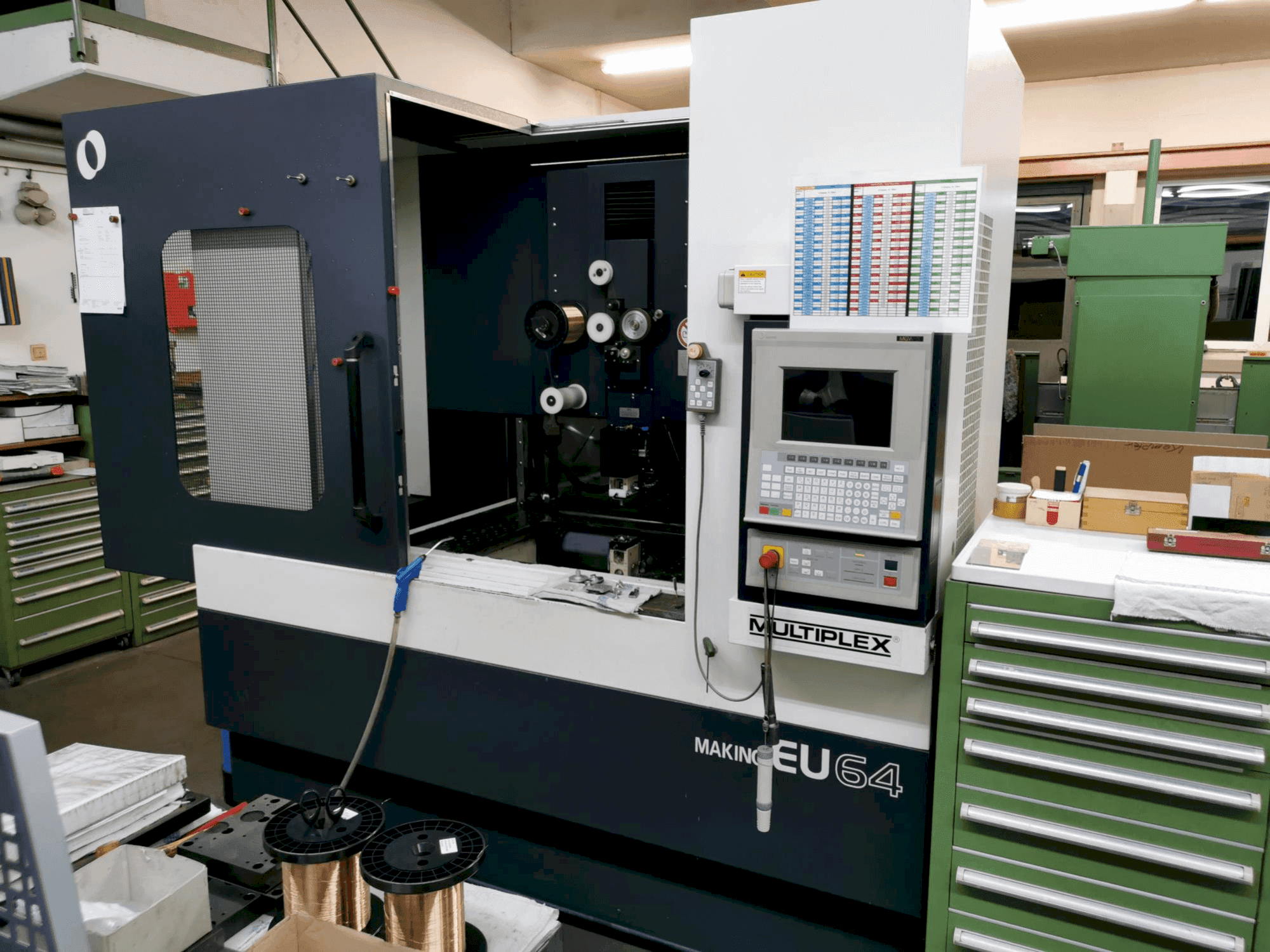 Frontansicht der Makino EU64 Maschine