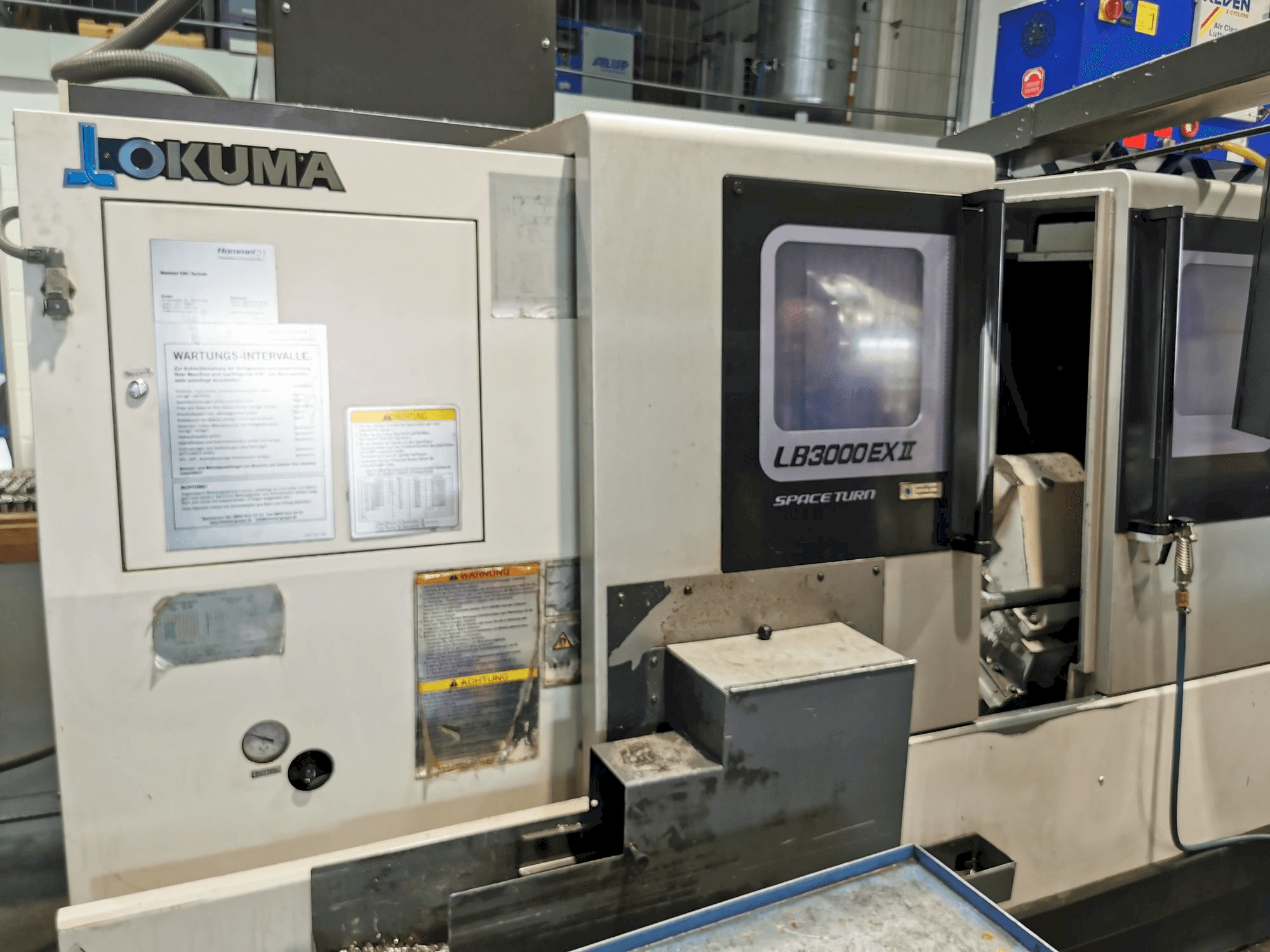 Frontansicht der Okuma LB3000ll EX MC 1000 Maschine