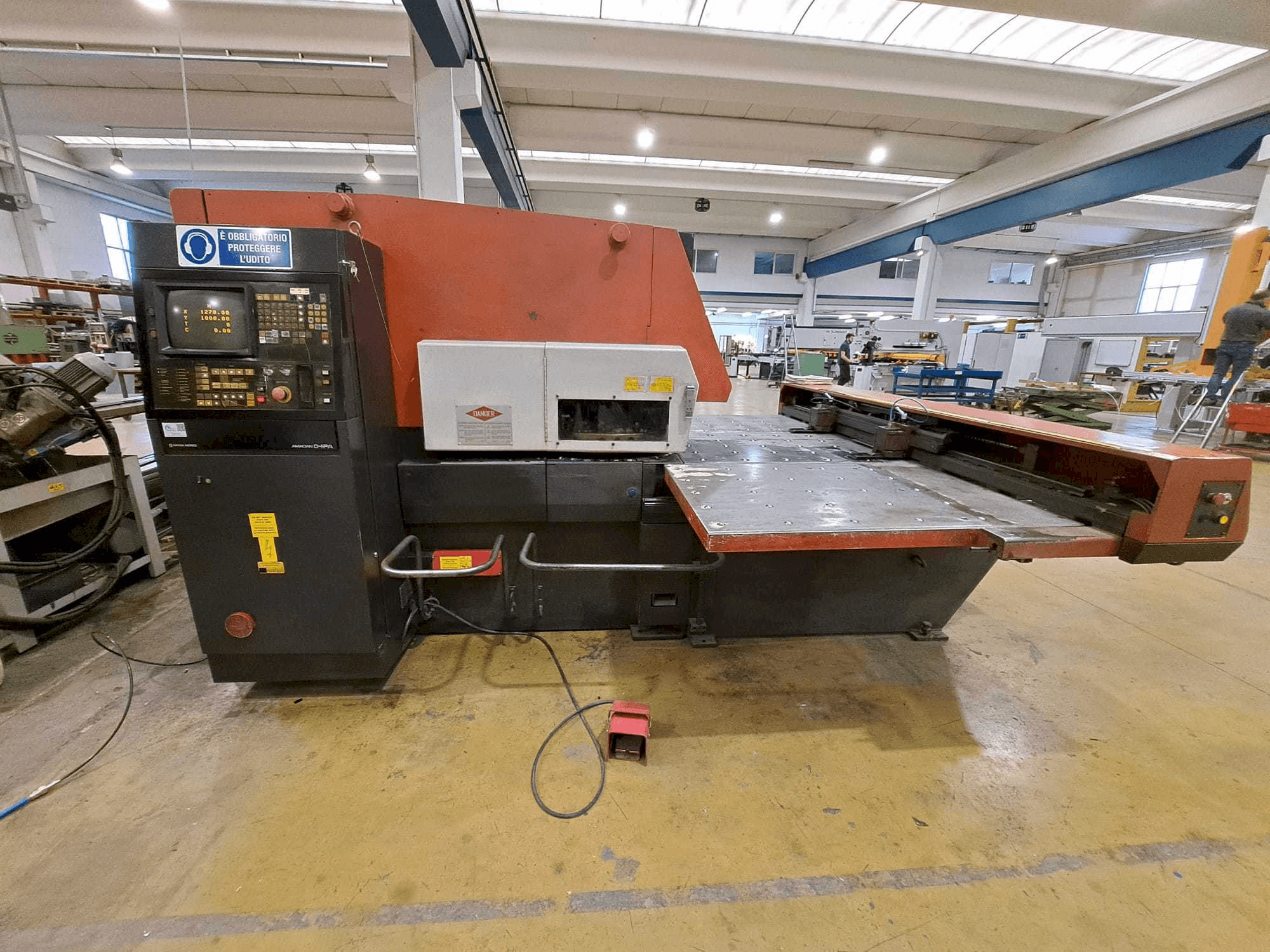 Frontansicht der AMADA ARIES 245 Maschine