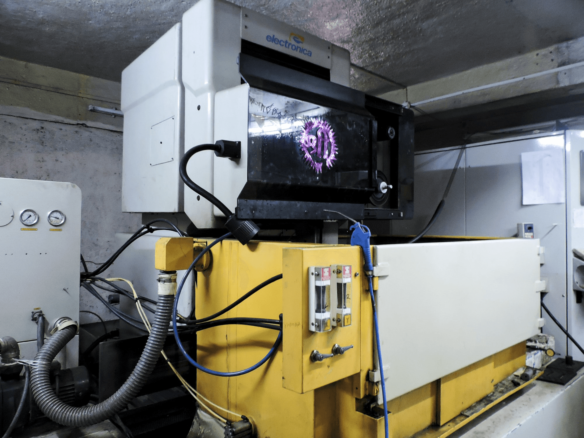 Linke Ansicht der Electronica Ultracut S2 Maschine