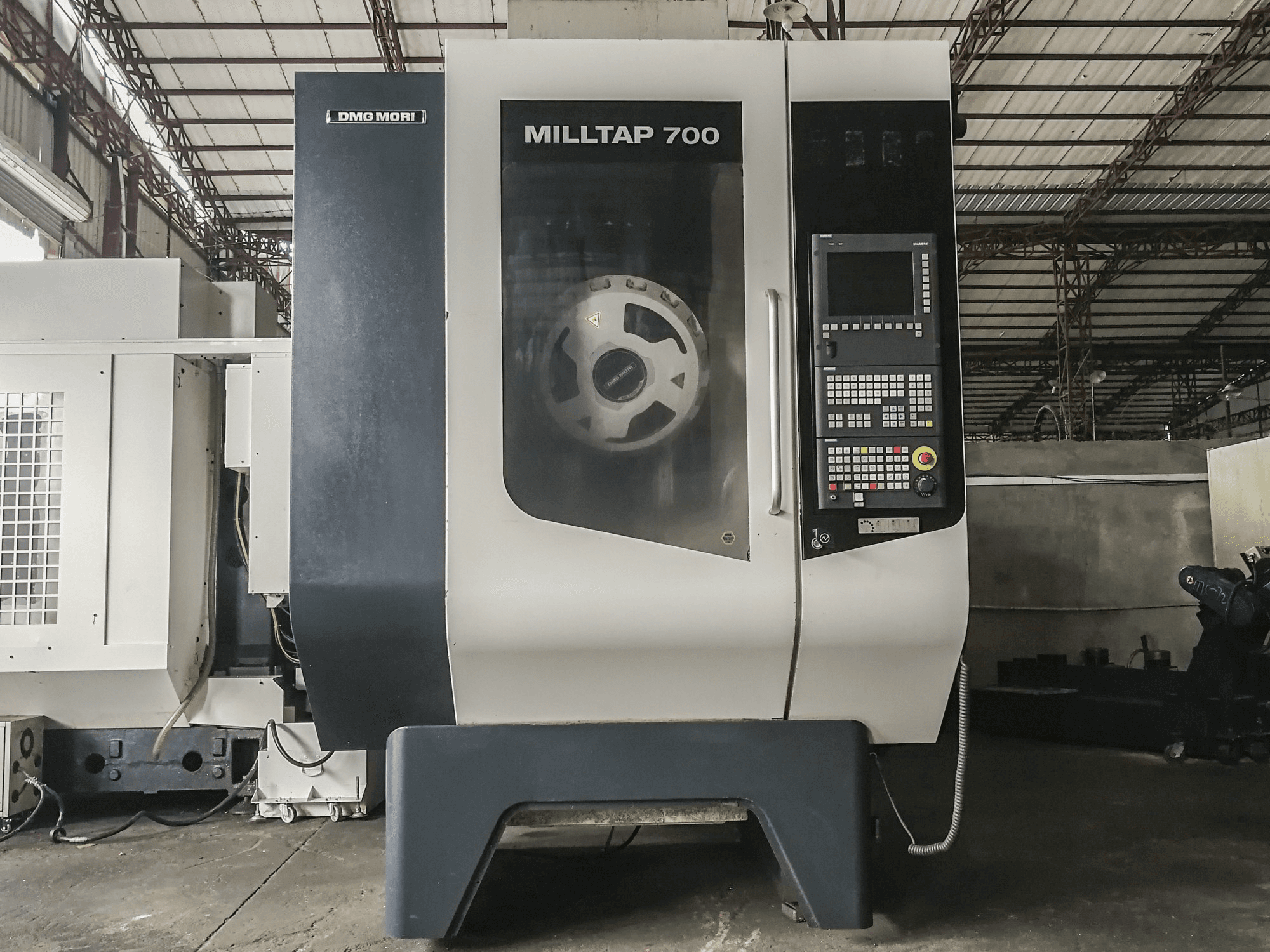 Frontansicht der DMG MORI MillTap 700 Maschine