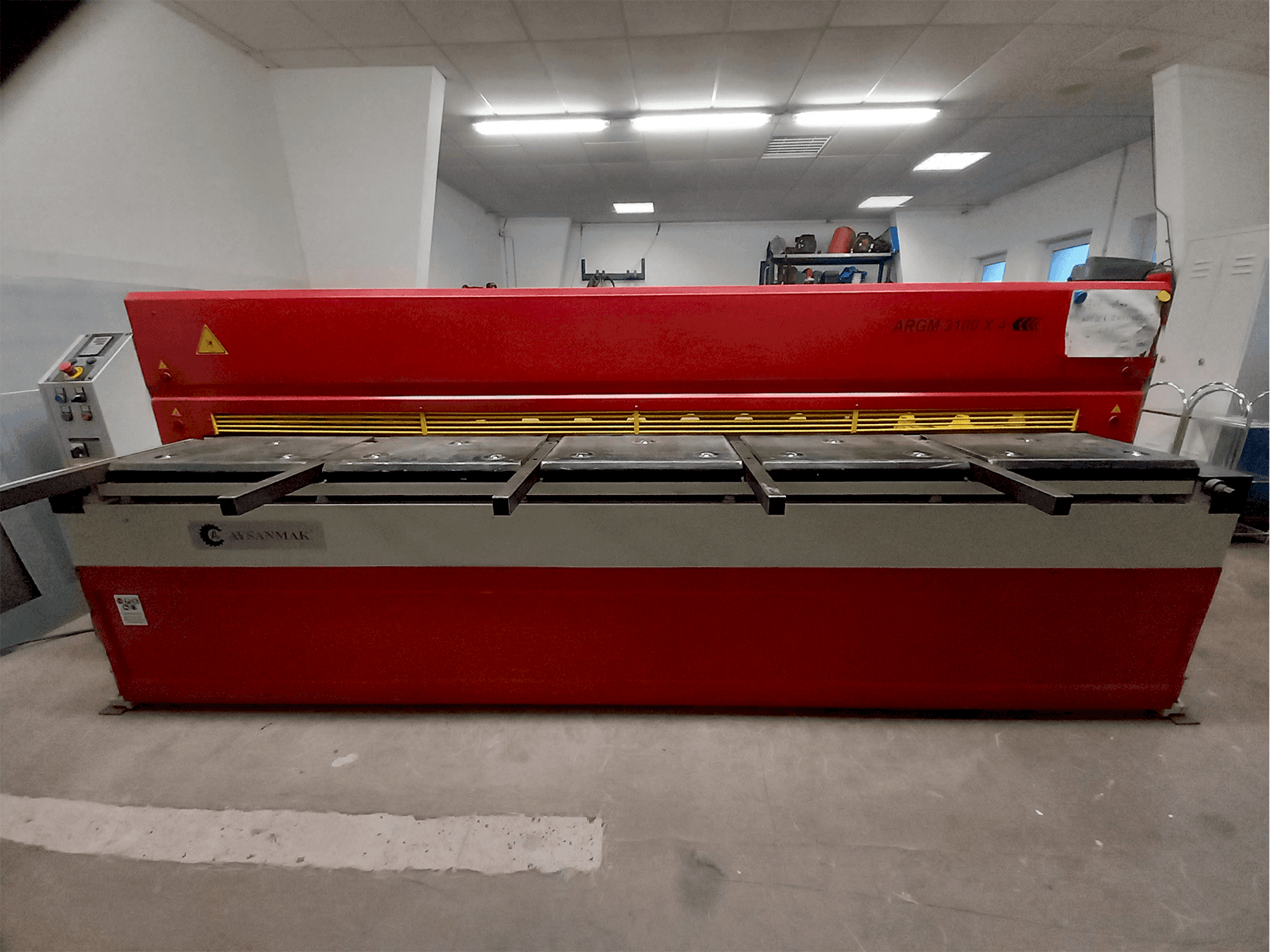 Frontansicht der AYSANMAK ARGM 3100 x 4 Maschine