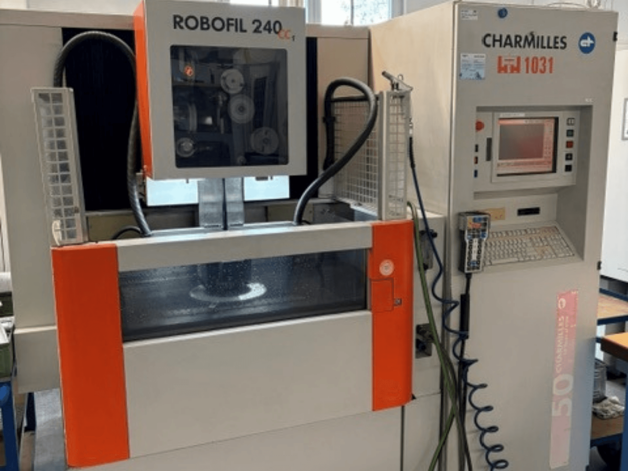 Draht-Funkenerosionsmaschine „Charmilles Robofil 240 CC“, Vorderansicht mit Blick auf das Bedienfeld und den Bereich des Wasserbehälters.