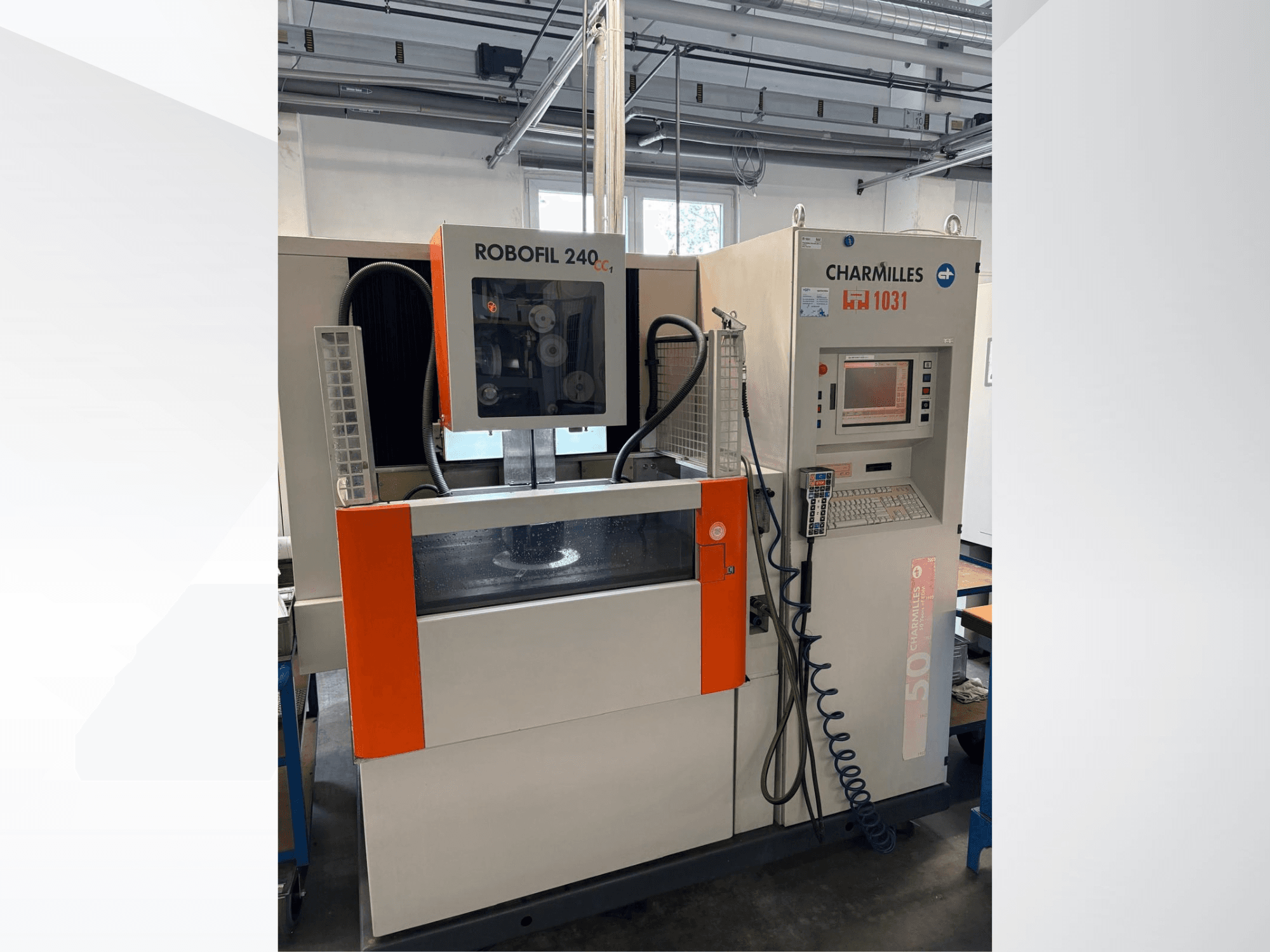 Draht-EDM-Maschine CHARMILLES Robofil 240 CC, Vorderansicht mit Bedienfeld und Wassertank, mit auffälligen orangefarbenen Akzenten.