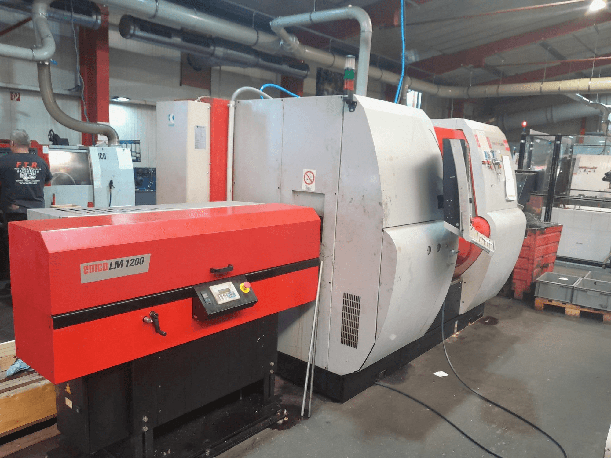 Frontansicht der EMCO MAX Turn 65 Maschine