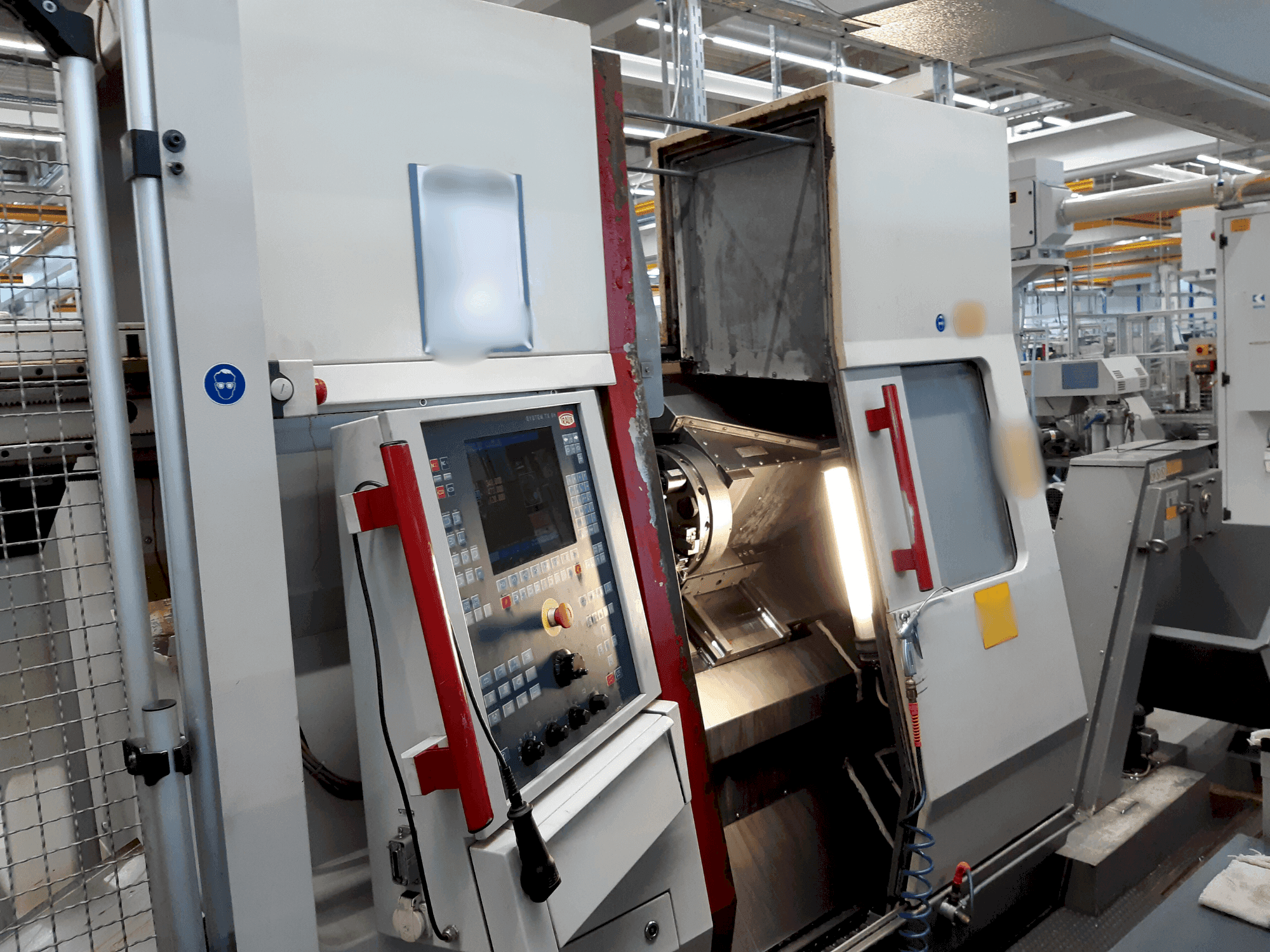 Frontansicht der TRAUB TNA 300 Maschine