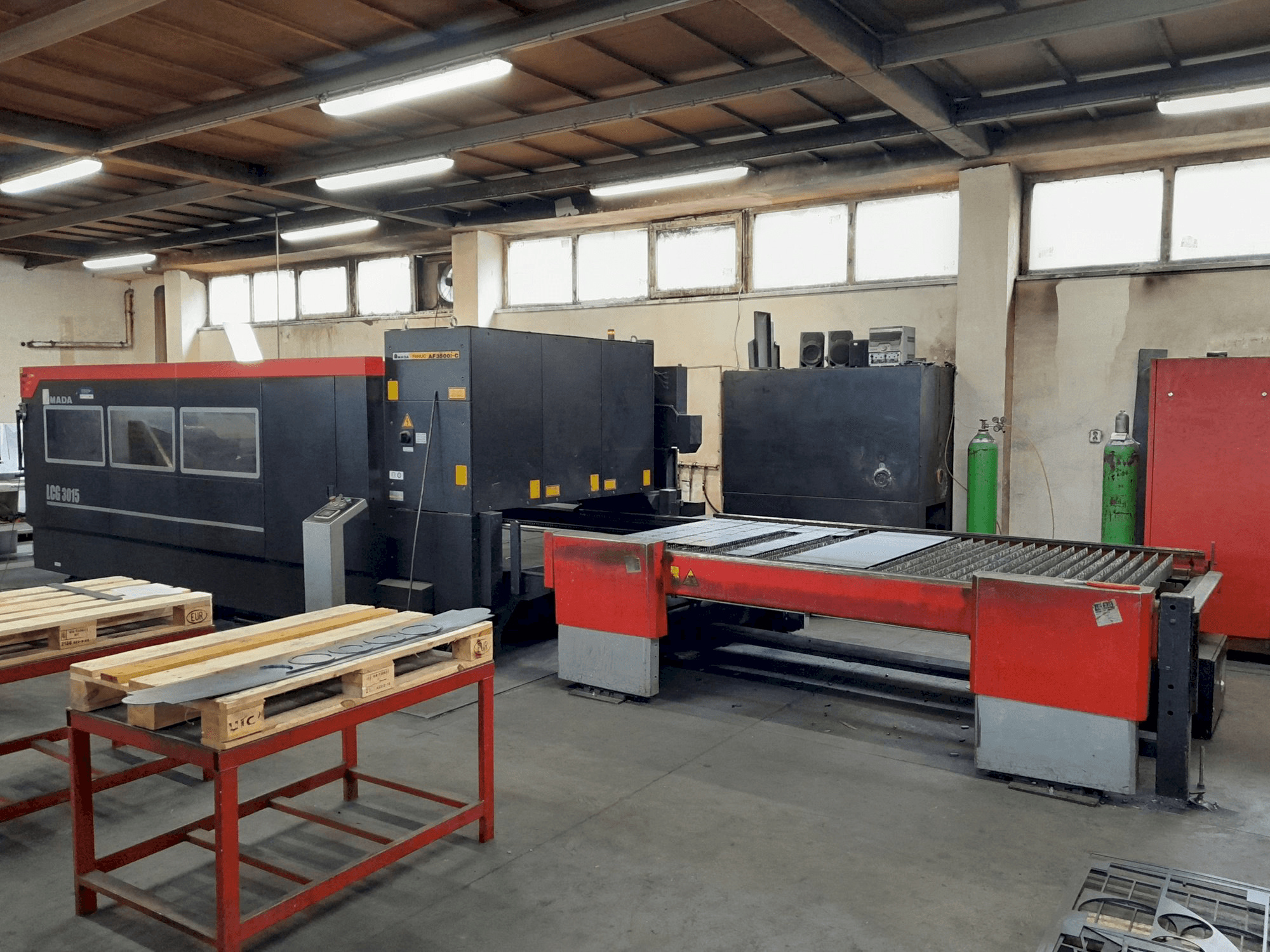 Frontansicht der AMADA LCG 3015 Maschine