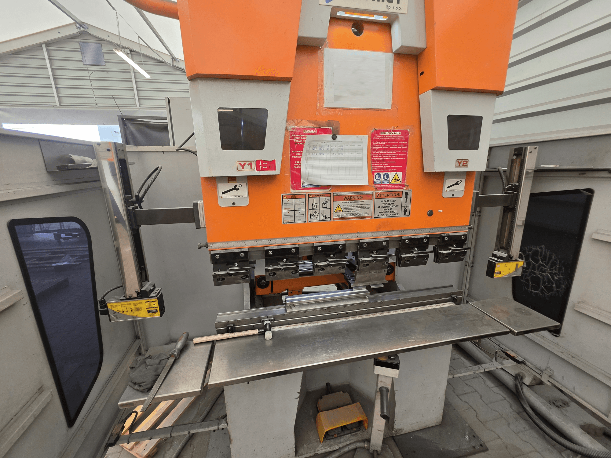 ERMAKSAN Speed-Bend Pro 1270x60 Abkantpresse, Vorderansicht, mit hydraulischer Steuerung, Arbeitstisch und Sicherheitsvorrichtungen.