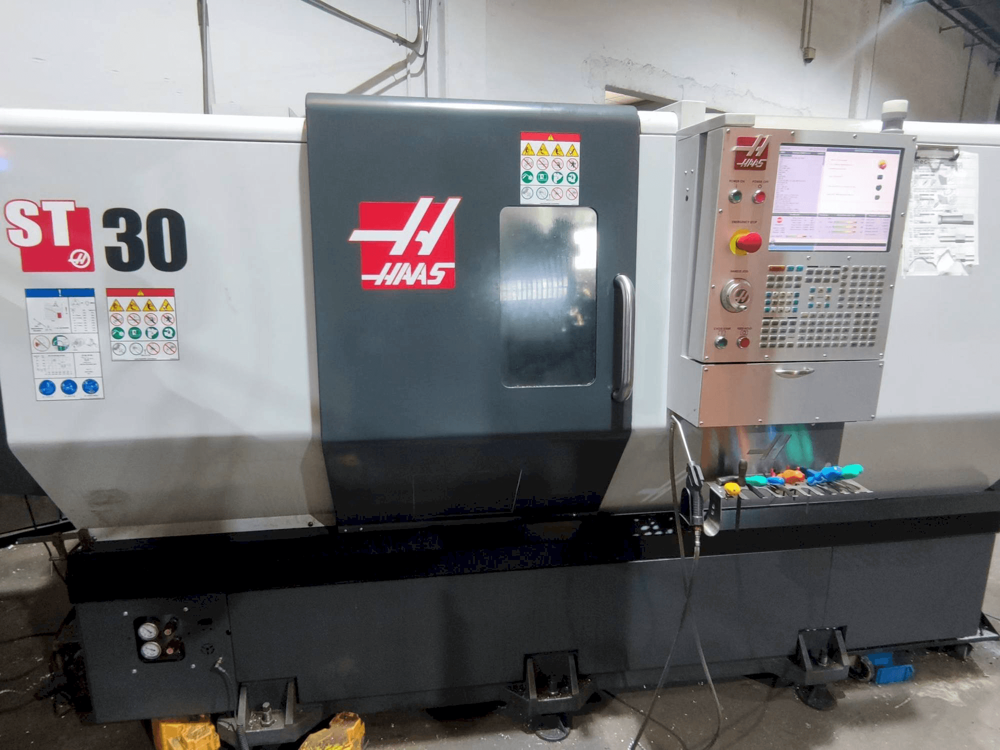 Frontansicht der HAAS ST-30 Maschine