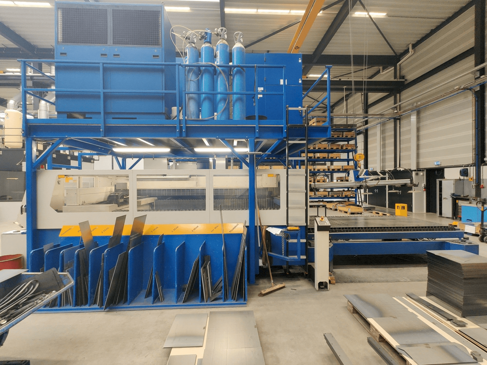 Linke Seitenansicht der Trumpf Trumatic L 3030 Maschine