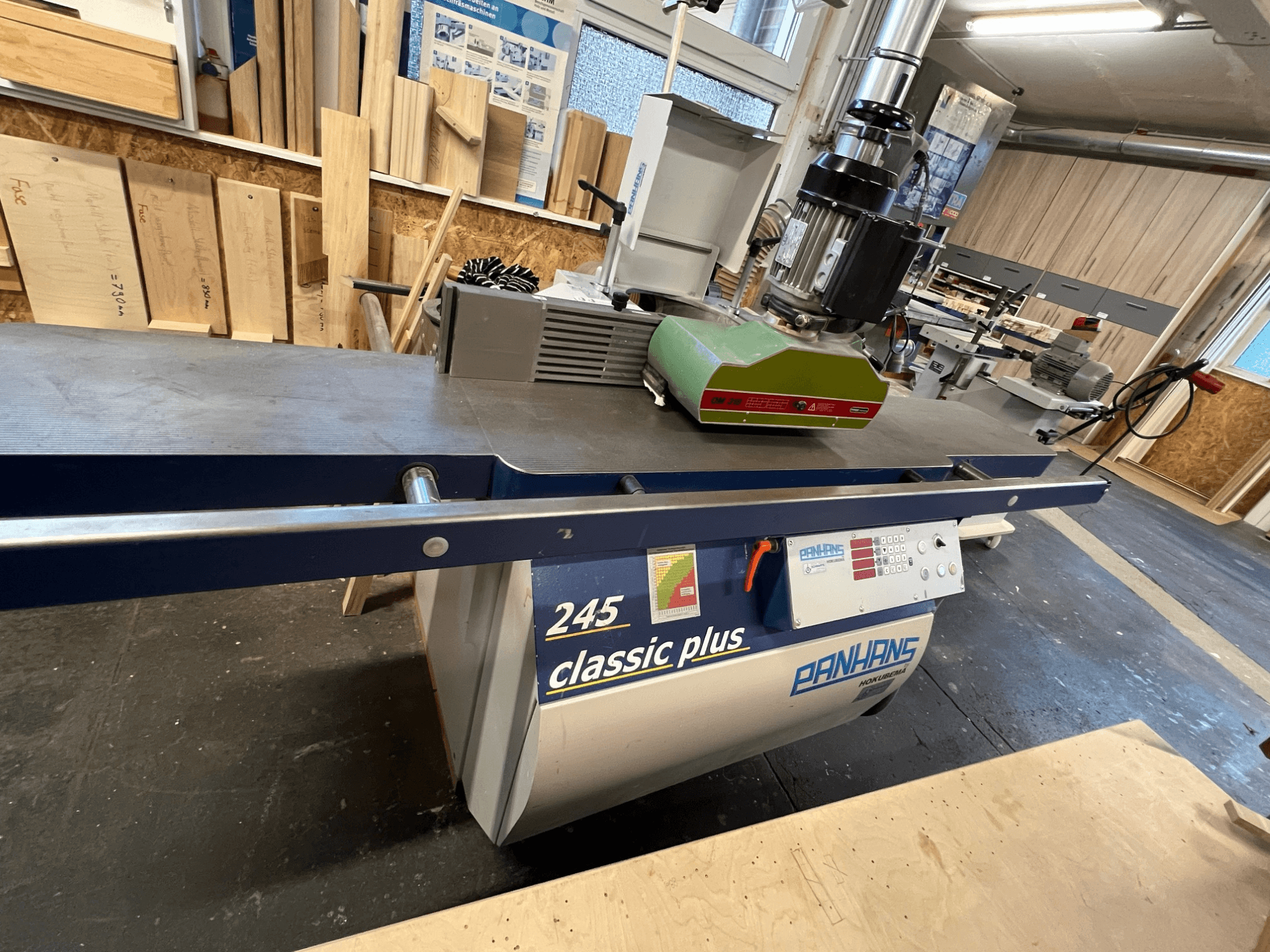 Spindelkehlmaschine PANHANS 245 classic plus, Vorderansicht mit grünem Motor, Bedienfeld und Arbeitsfläche in einer Werkstatt.