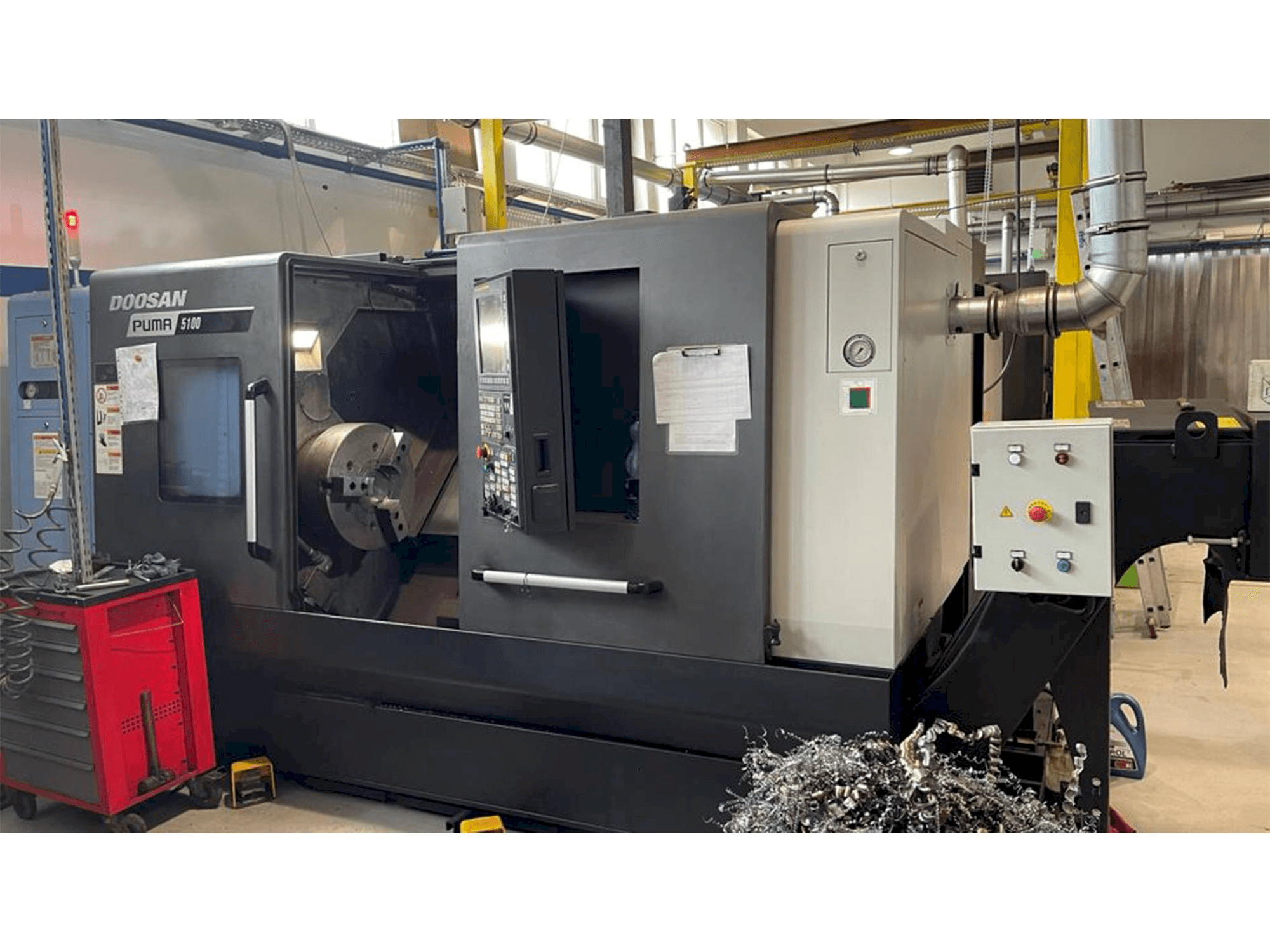 Frontansicht der Doosan Puma 5100B Maschine