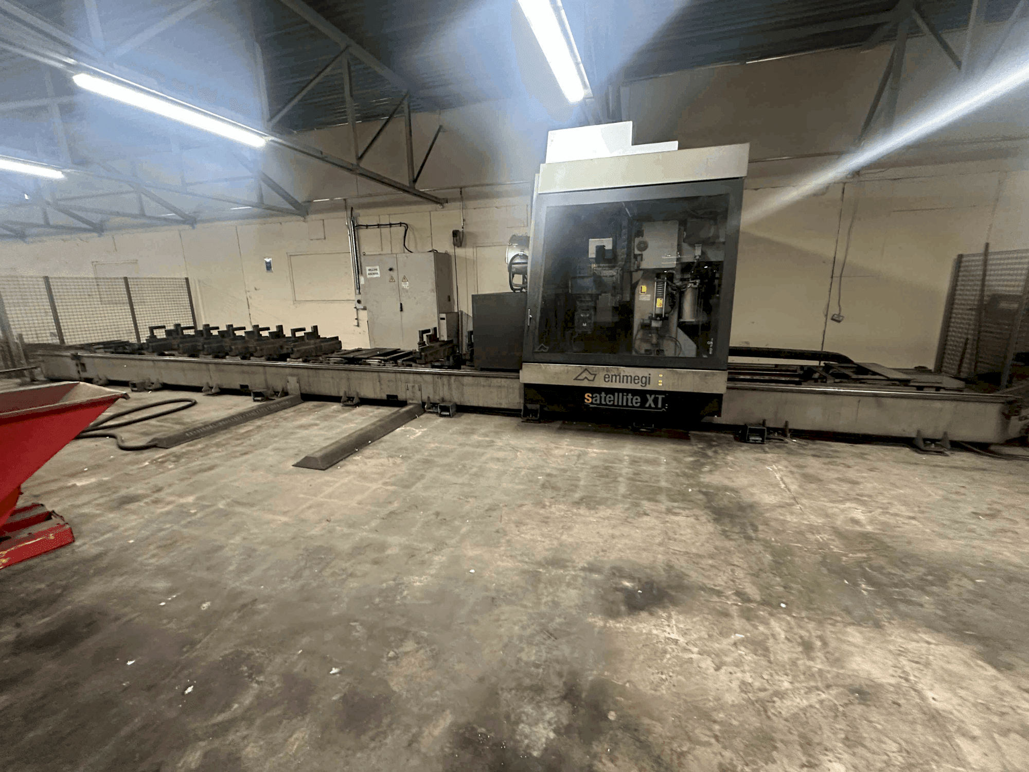 Frontansicht der Emmegi Satellite XT10500 Maschine