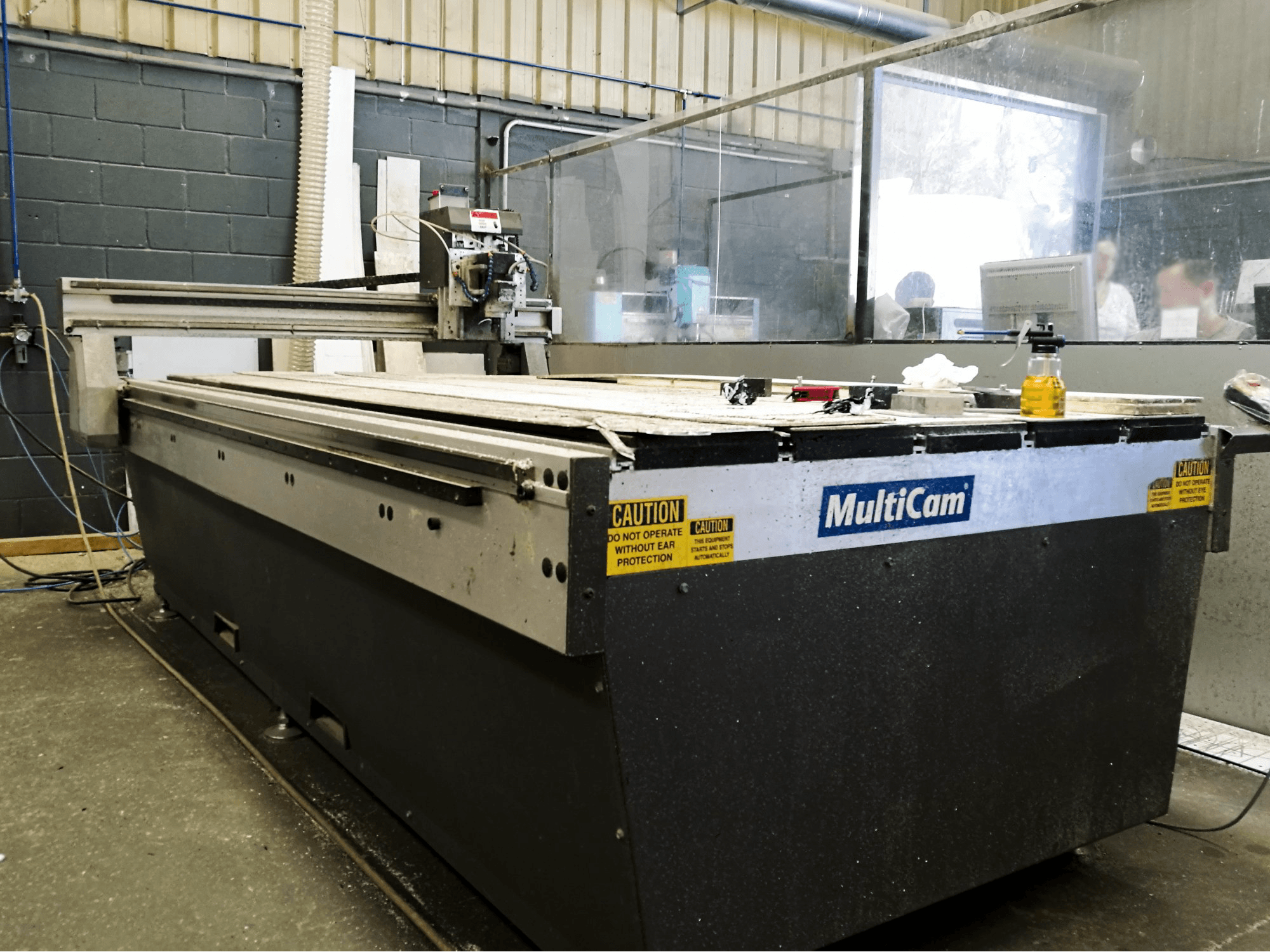 Linke Ansicht der MultiCam 103 Maschine