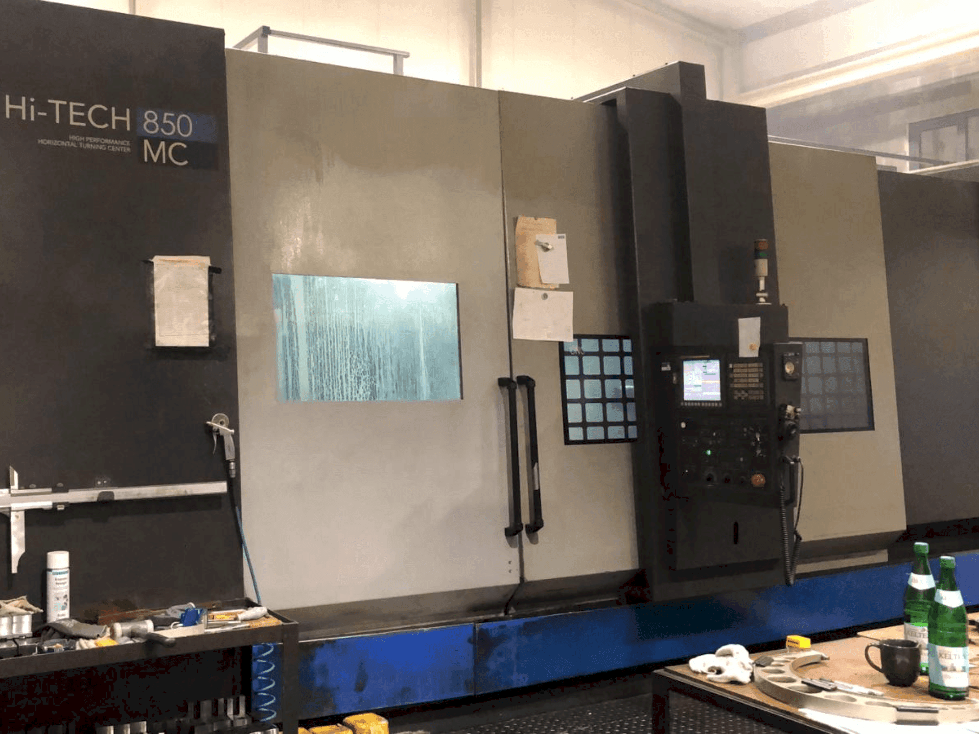 Frontansicht der HWACHEON Hi-Tech 350 Maschine