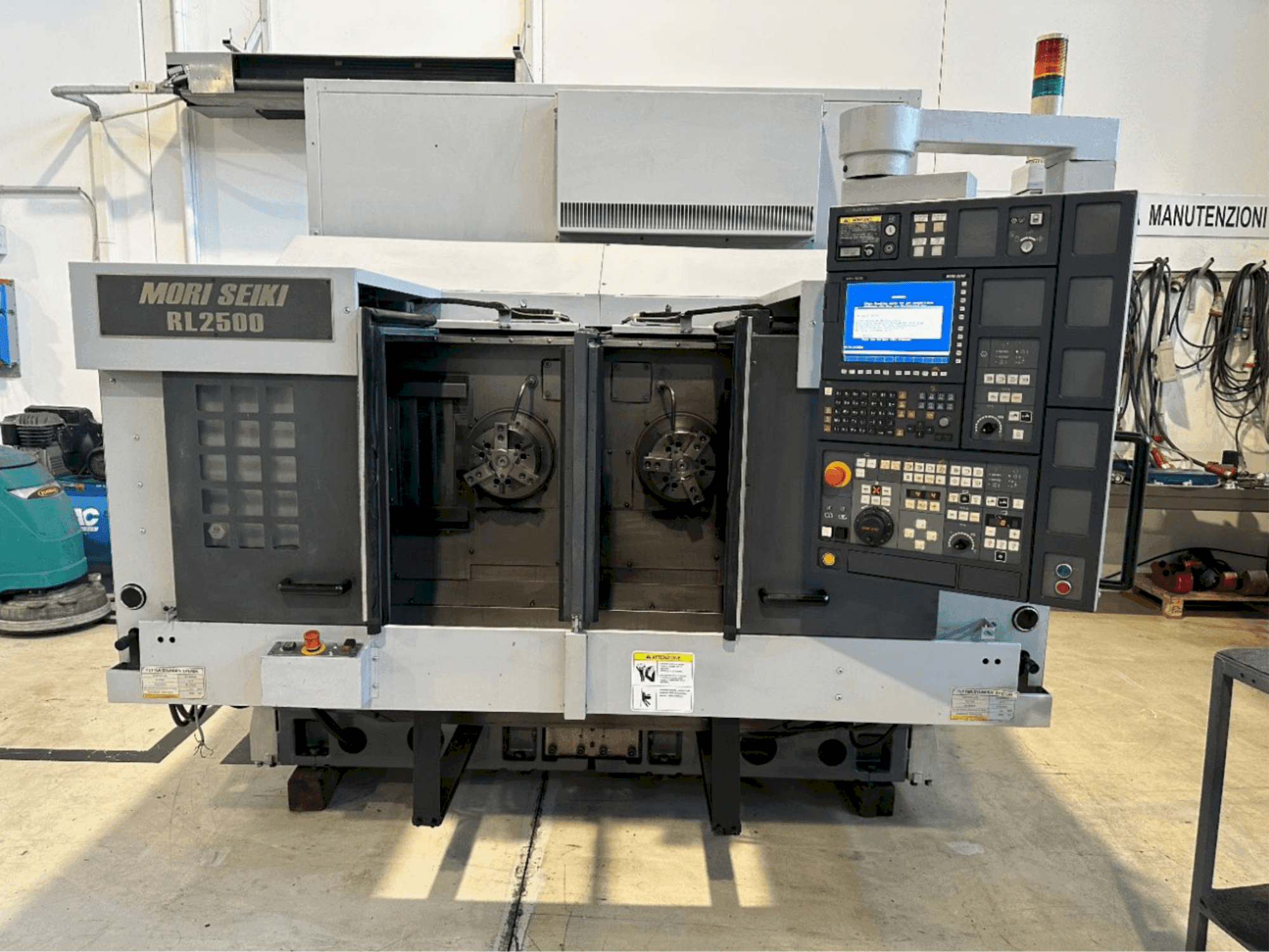 Frontansicht der MORI SEIKI Maschine