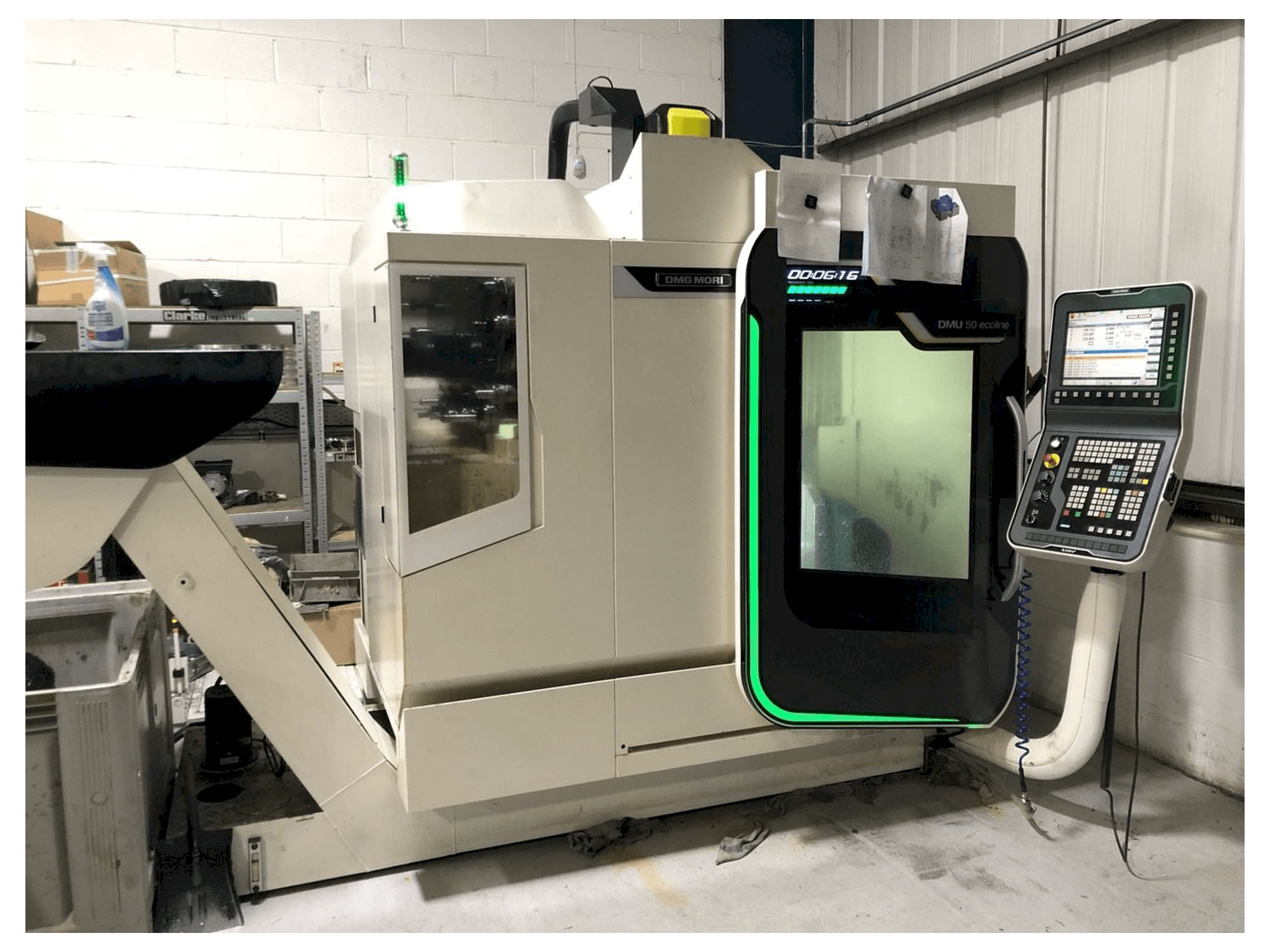Frontansicht der DMG MORI DMU 50 ecoline Maschine