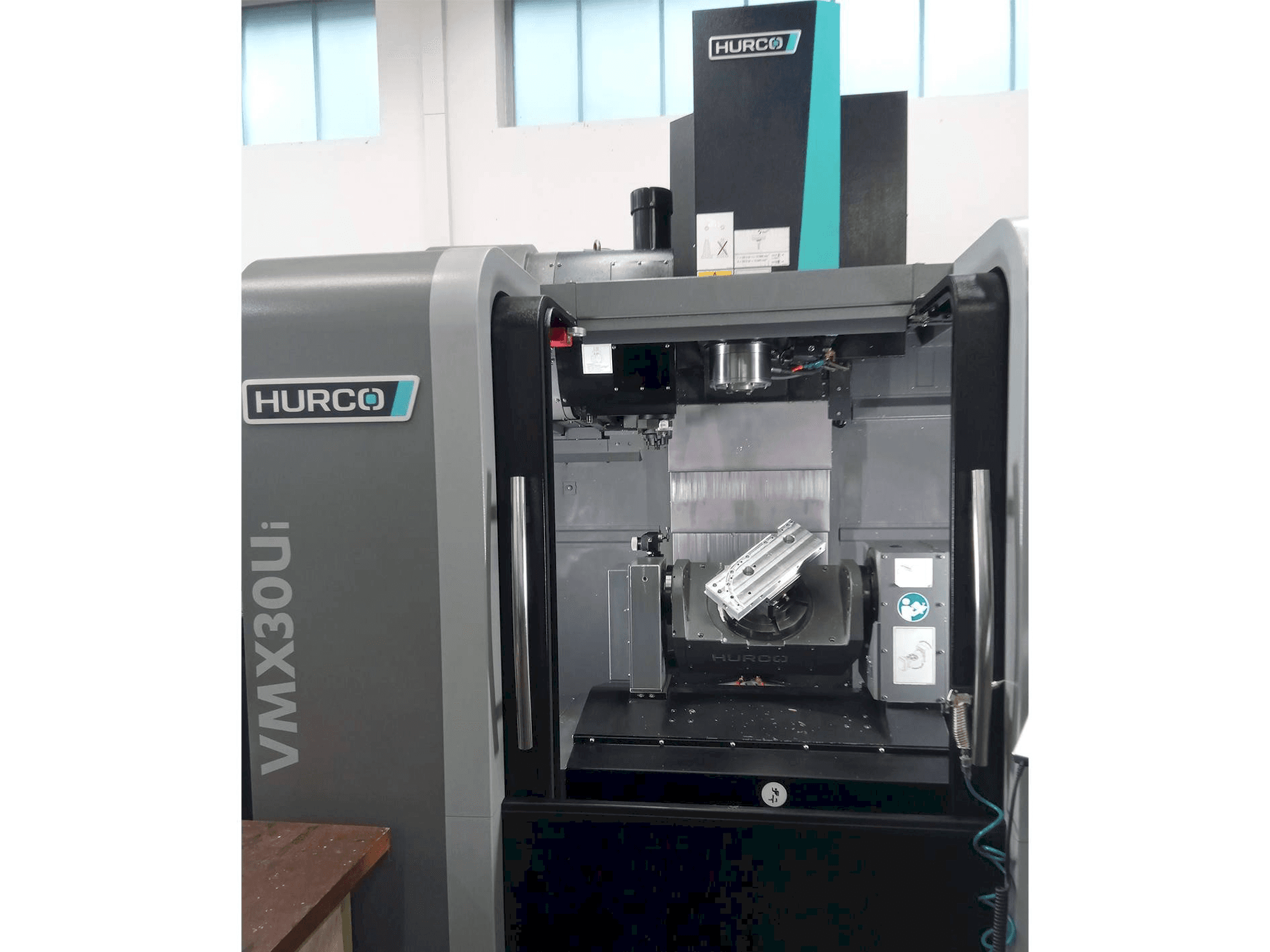 Frontansicht der Hurco VMX 30ui Maschine