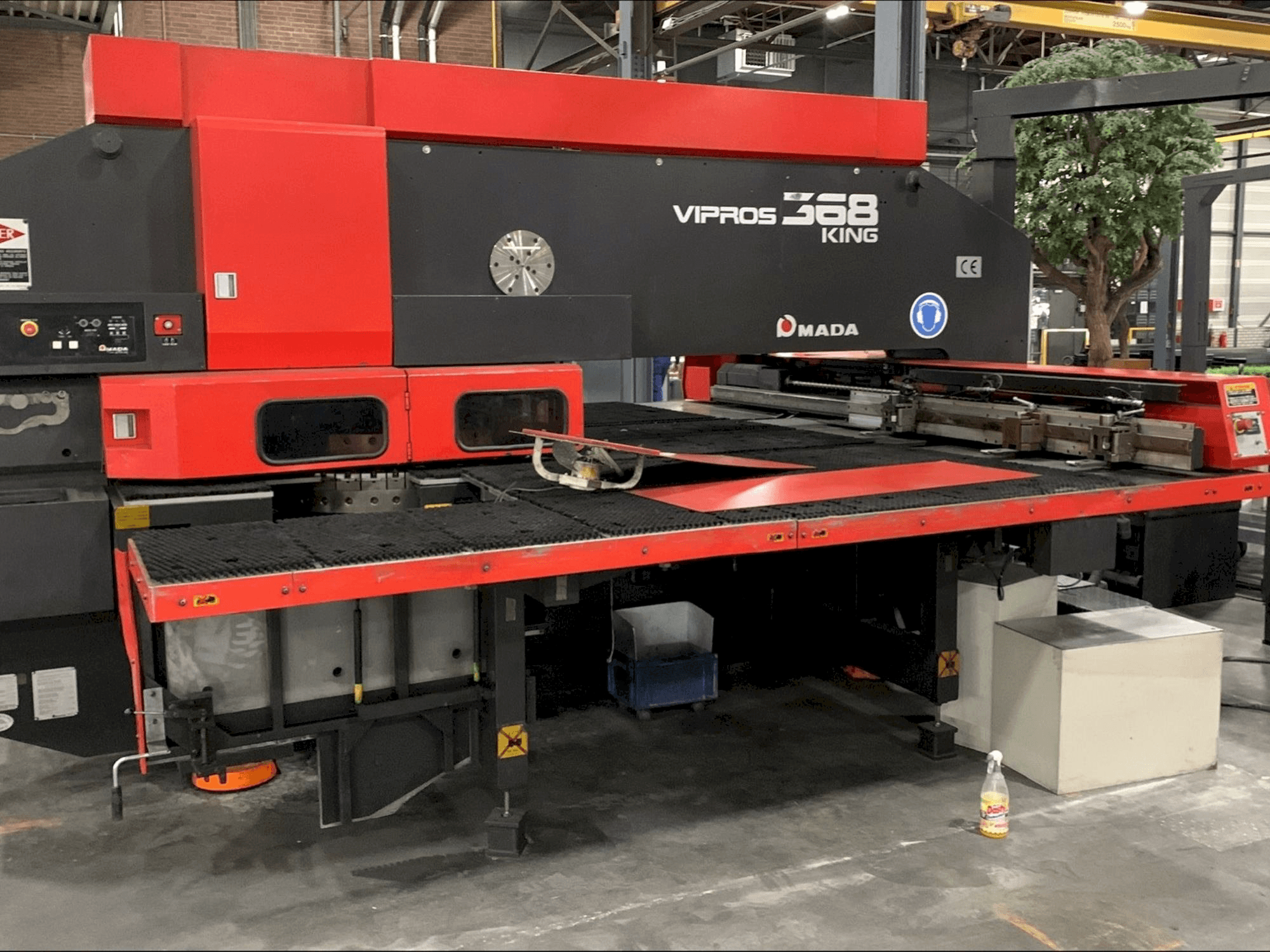 Frontansicht der AMADA Vipros 368 King Maschine