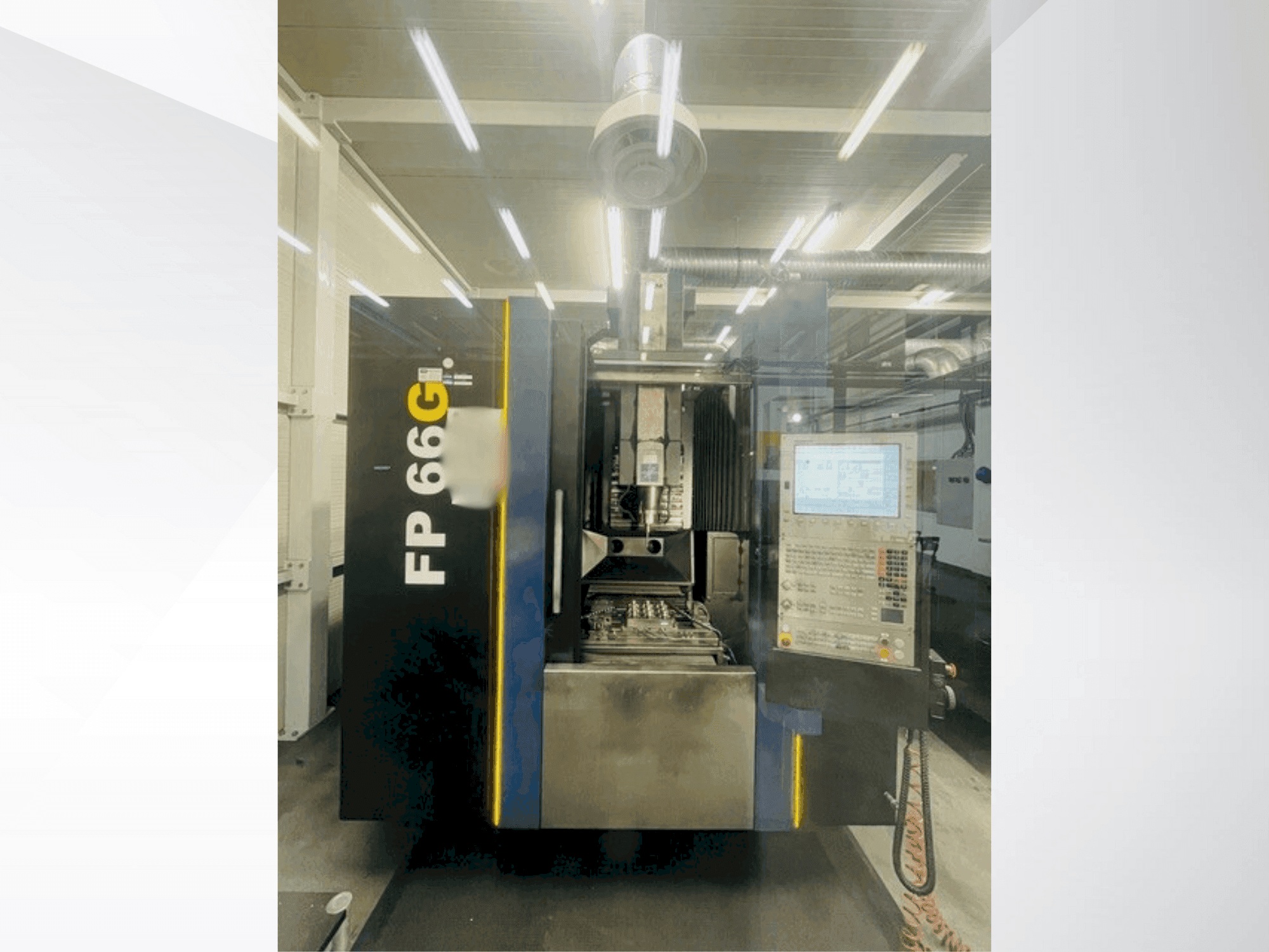 Frontansicht der YCM FP 66G Maschine