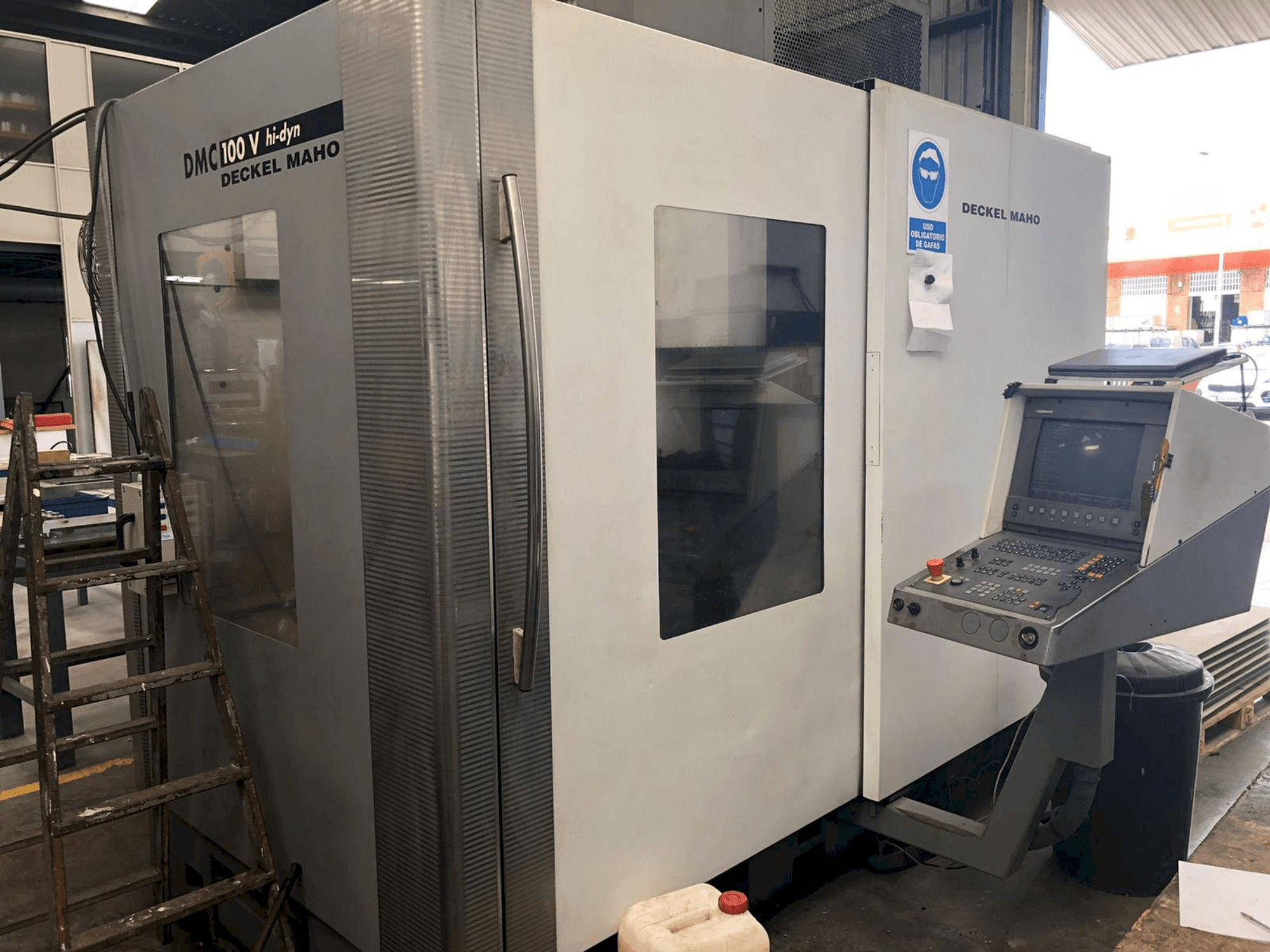 Frontansicht der DECKEL MAHO DMC 100 V Hi-dyn Maschine